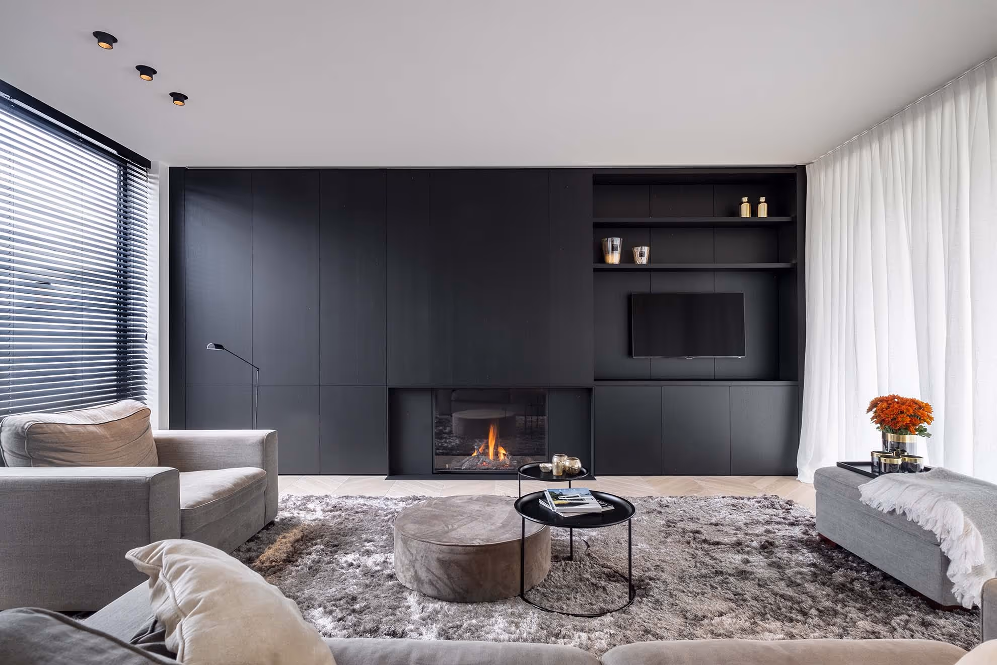 Stijlvolle woonkamer met ingebouwde boekenkast en open haard