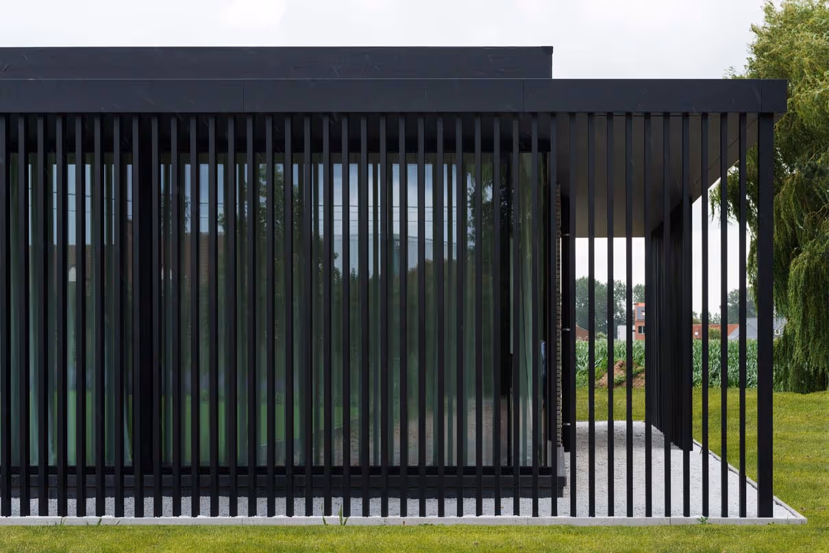 Gedetailleerd zicht op moderne pergola met verticale lamellen