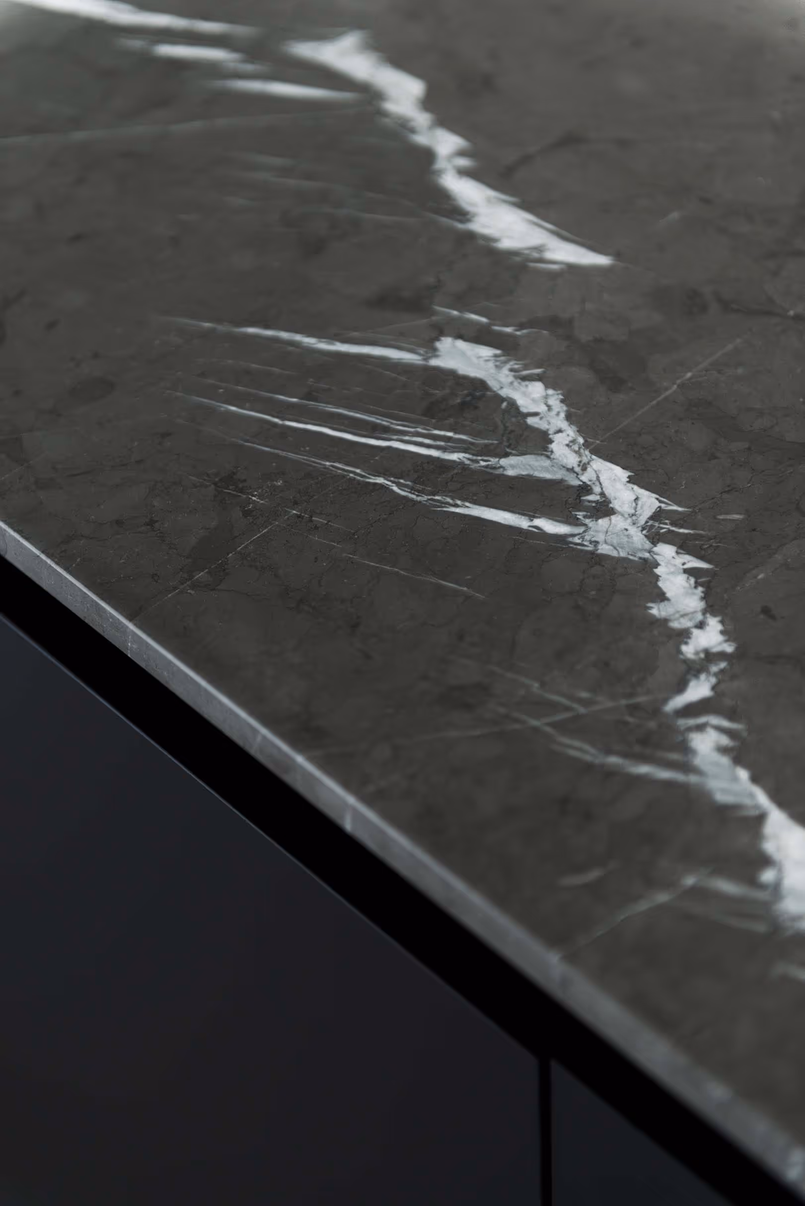 Detailopname van marmeren keukenwerkblad met zichtbare textuur