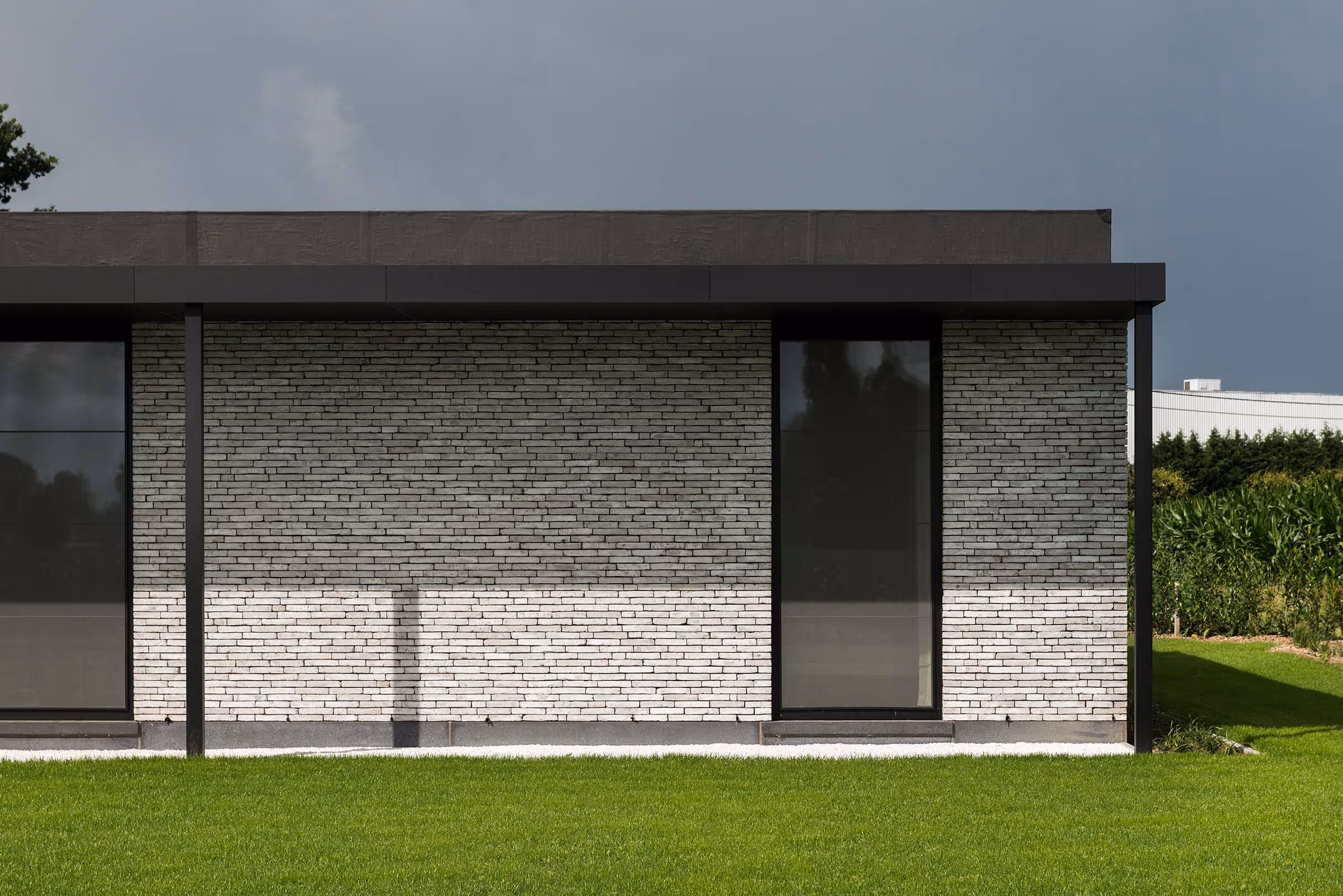 Detail van een modern huis met baksteen en grote vensters