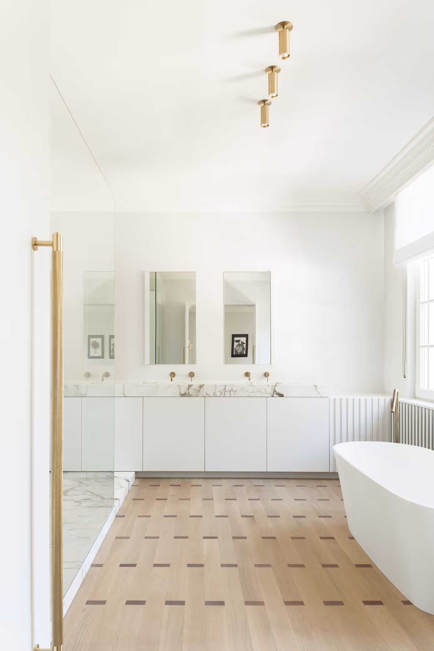 Modern badkamer interieur met vrijstaand bad en houten vloer in een helder verlichte ruimte