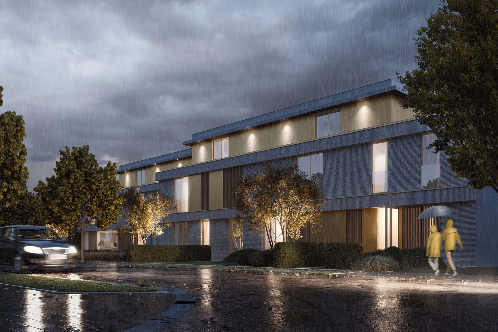 Hedendaags wooncomplex verlicht bij schemering tijdens regen, met voetgangers en een auto die reflecteren op de natte straat.