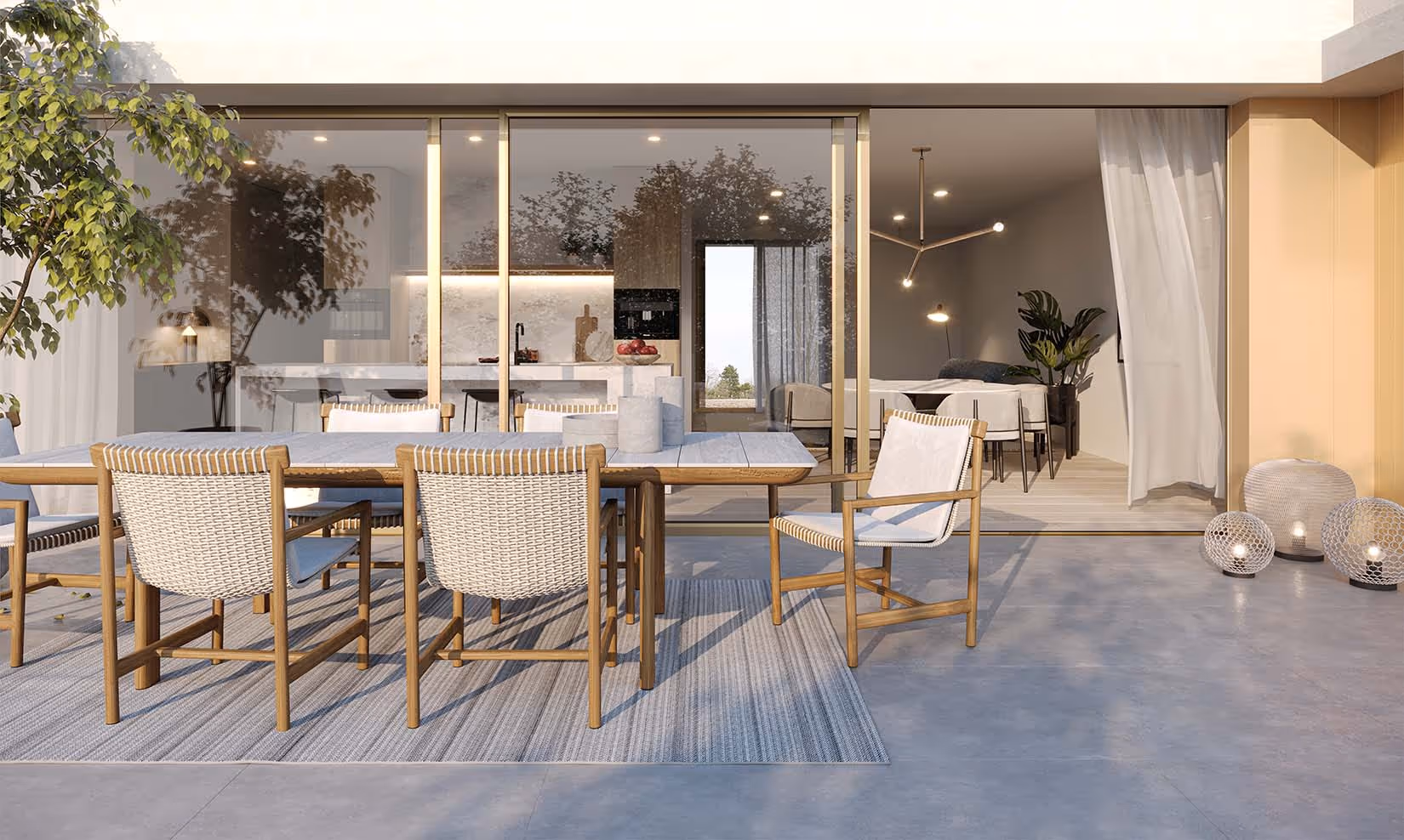 Elegante buiten eethoek op een terras met stijlvol meubilair en open schuifdeuren die leiden naar het interieur.