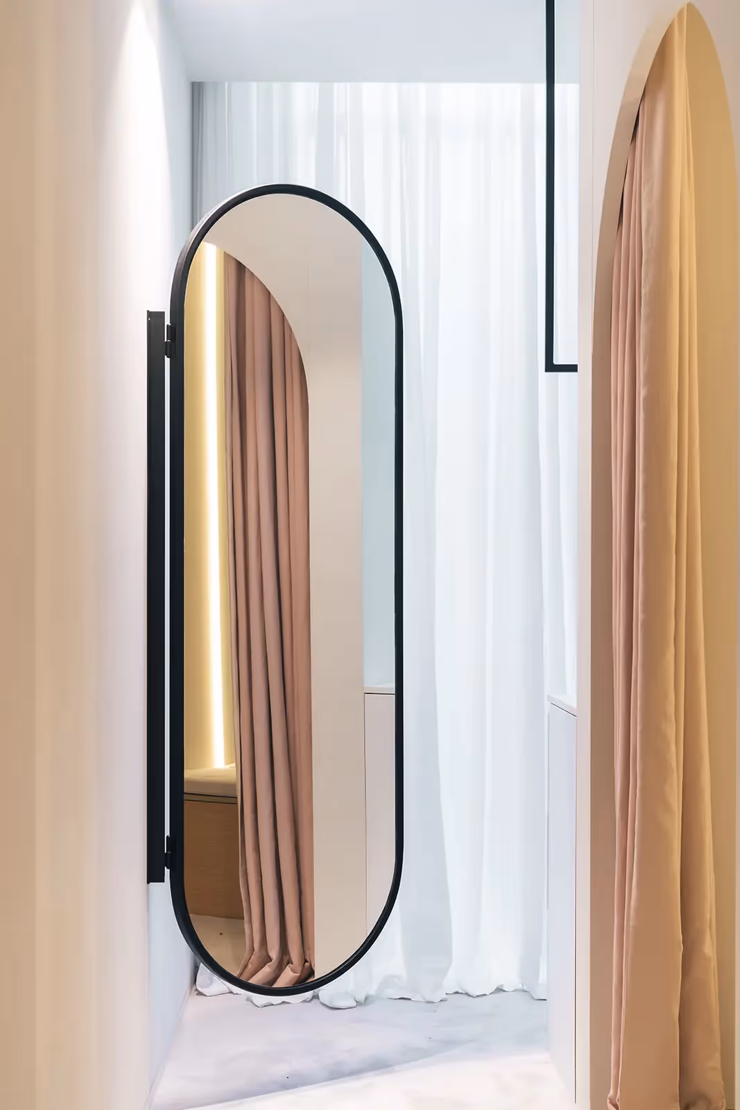 Eigentijdse spiegel met afgeronde hoeken in een minimalistisch interieur.