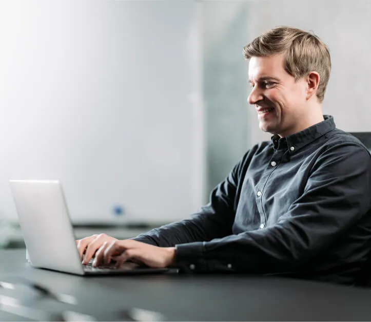 Nils sitzt am Laptop