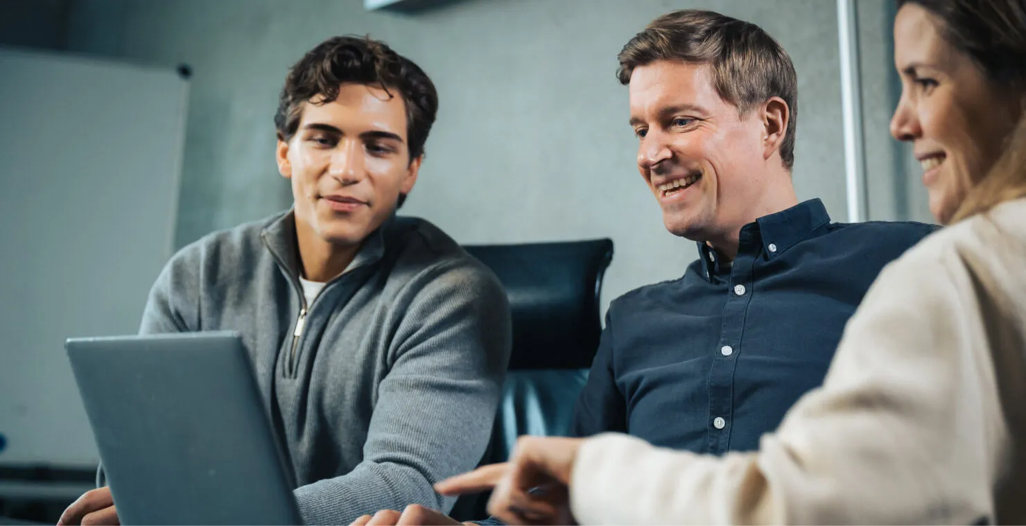 Foto von Amai, Nils & Pia bei der Arbeit