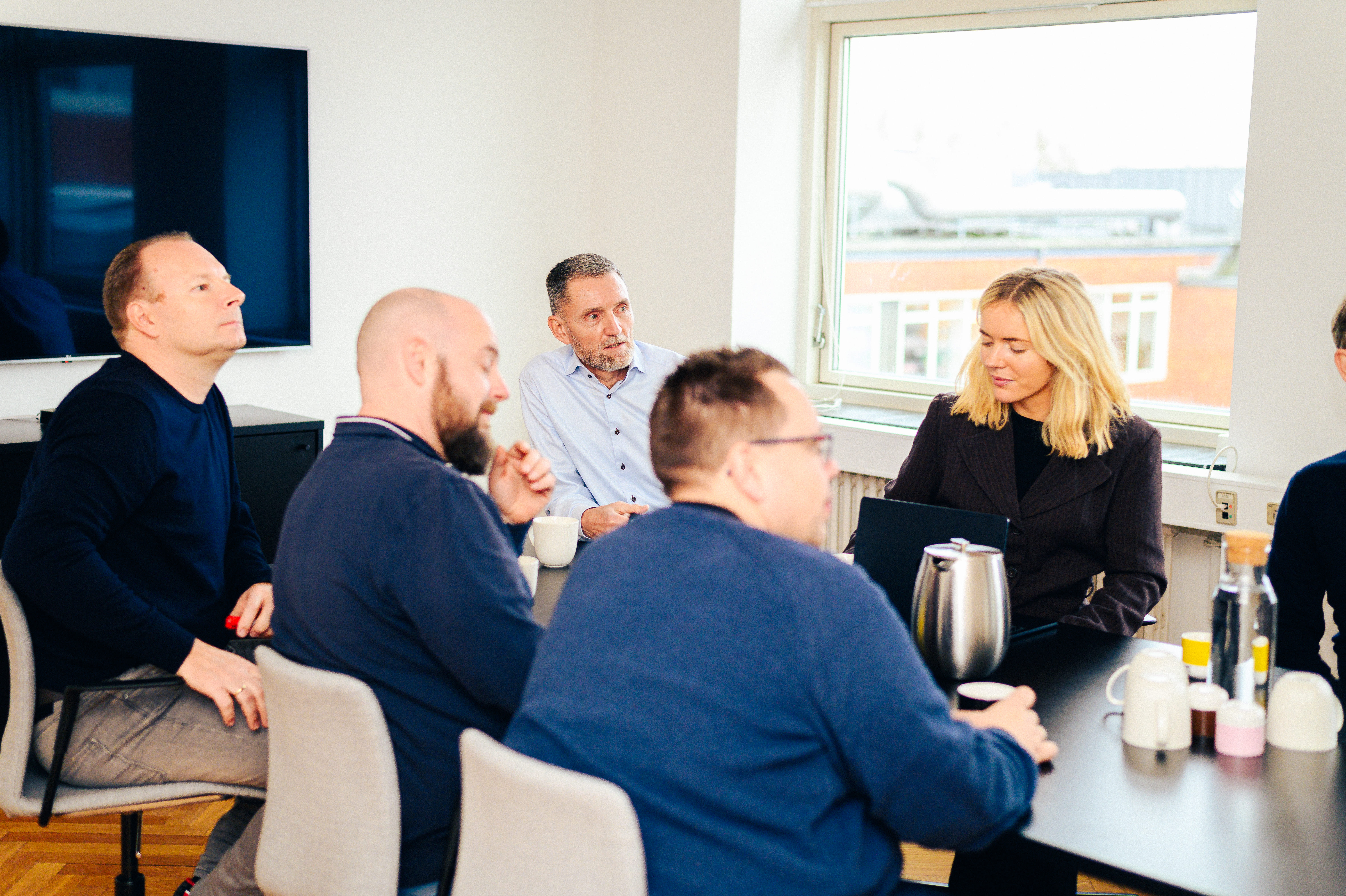 Mindkey-medarbejdere til fagligt møde – karriereudvikling og vækst hos Mindkey HR-software.