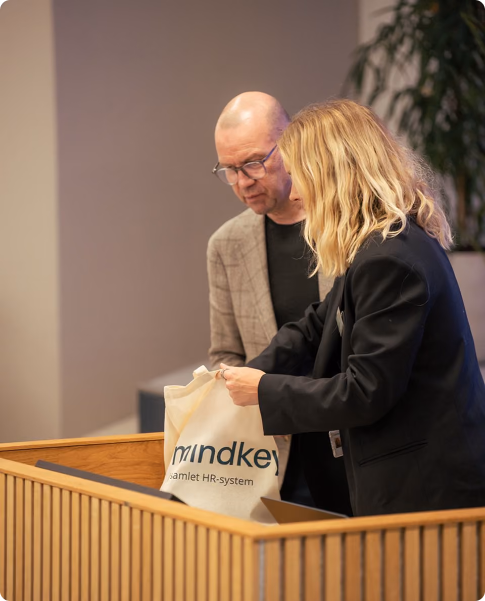 Kvinde og mand kigger i Mindkey mulepose