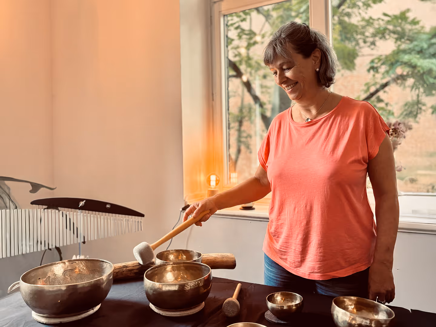 Sabine Seibel bringt Klangschalen zum Schwingen.