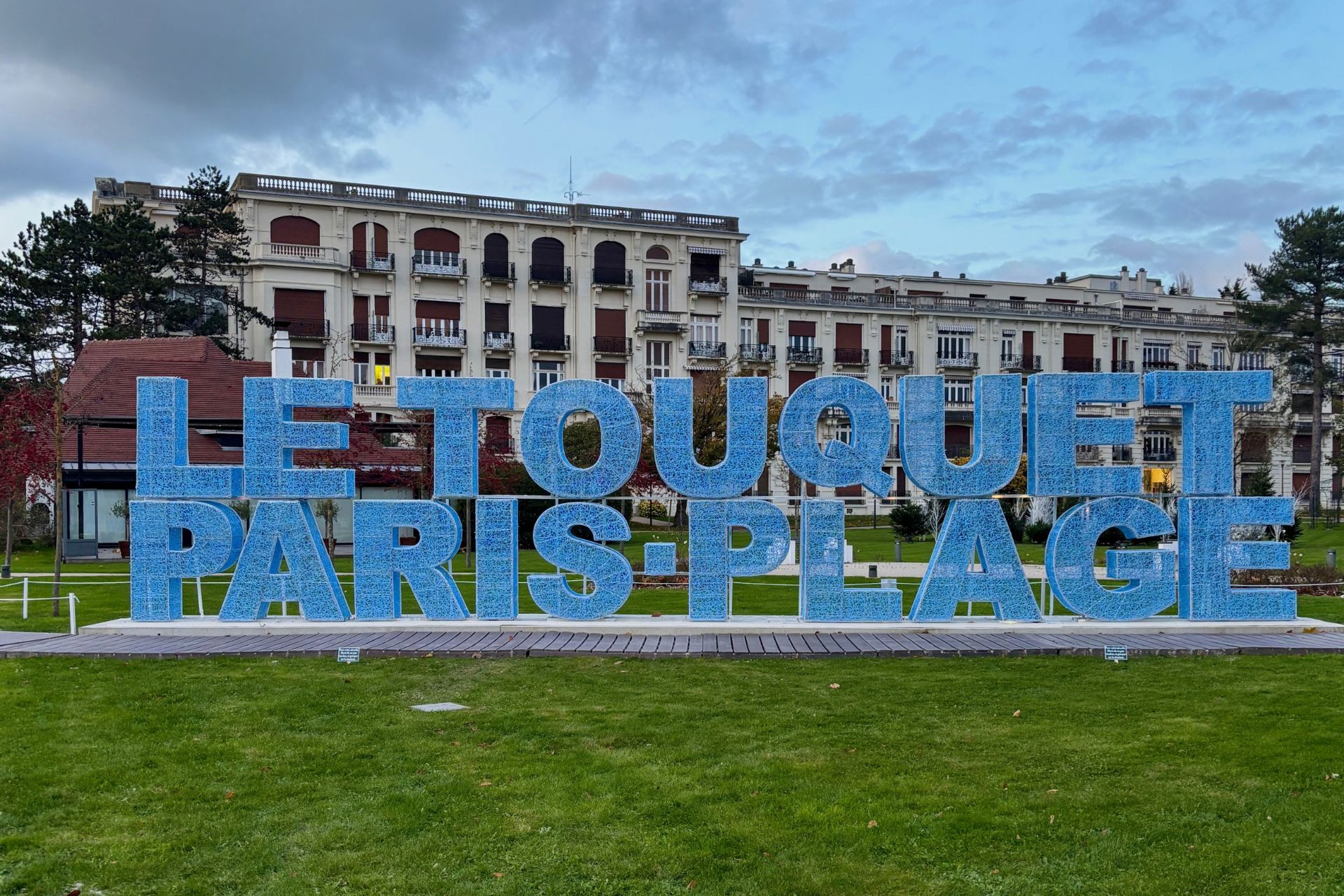 Installation lumineuse XXL "Le Touquet-Paris-Plage" de plus de 14 mètres photographiée de jour sur le front de mer, décor lumineux sur mesure écoresponsable conçu et installé par Wagnon Events.