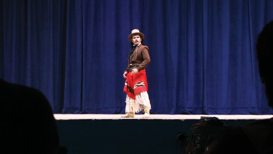 Detalles de pies en estilo sur. Se ven las botas de potro y el cribo.