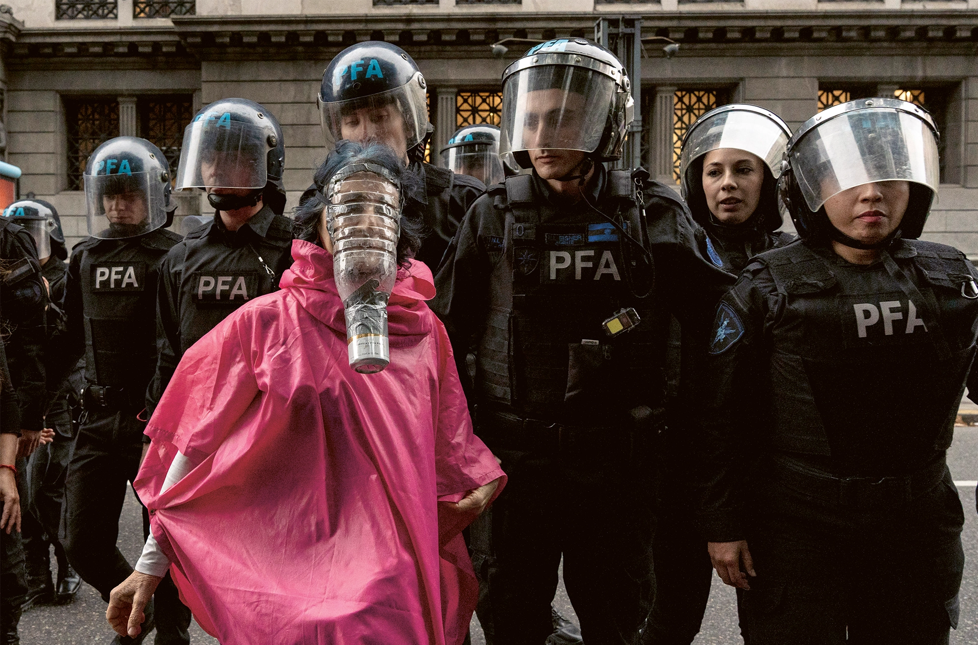 Rosalía de la Mota, Yiyi, de 66 años, porta una máscara antigases lacrimógenos de fabricación casera durante la tradicional protesta de los jubilados afuera del Congreso, en Buenos Aires, Argentina, el 7 de mayo de 2025.