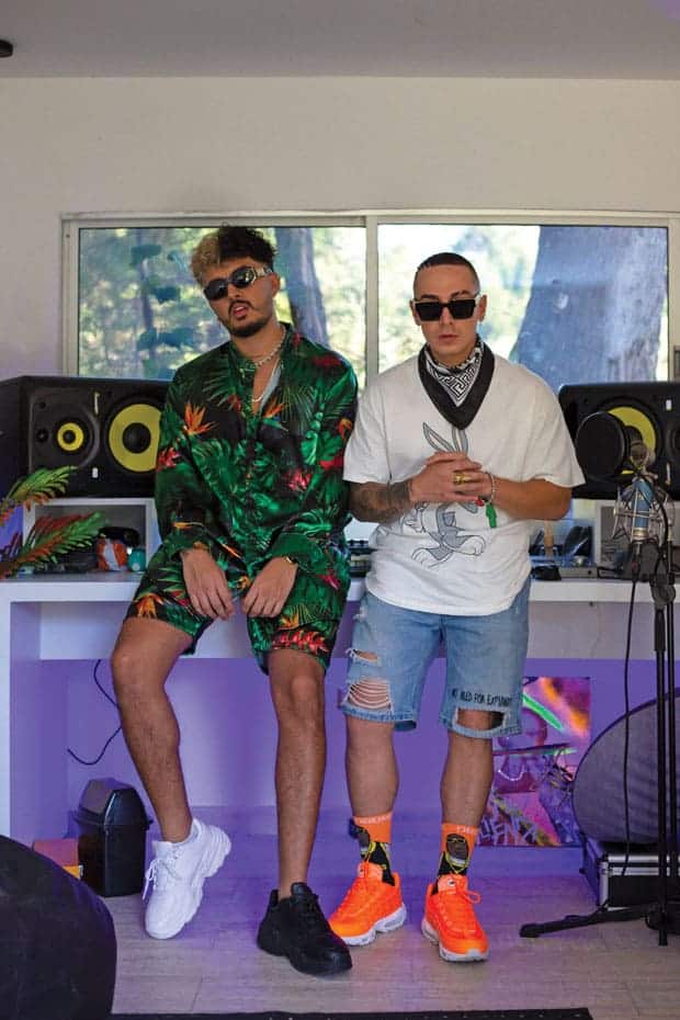 Kapla y Miky es un dúo de cantantes de reggaetón. Retrato en la casa y estudio de Miky, en Guarne, cerca de Medellín.