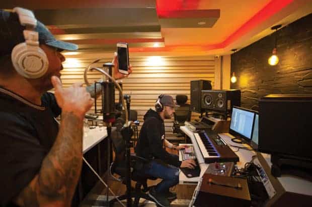 Kensel, productor de reggaetón, en el estudio de Dream House en Medellín.