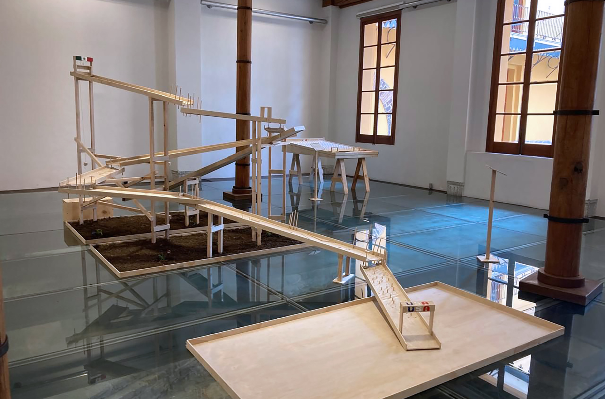 Vista de la instalación de Pierre Valls. Se trata de una metáfora del camino del migrante, lleno de peligros, signado por el abandono. 