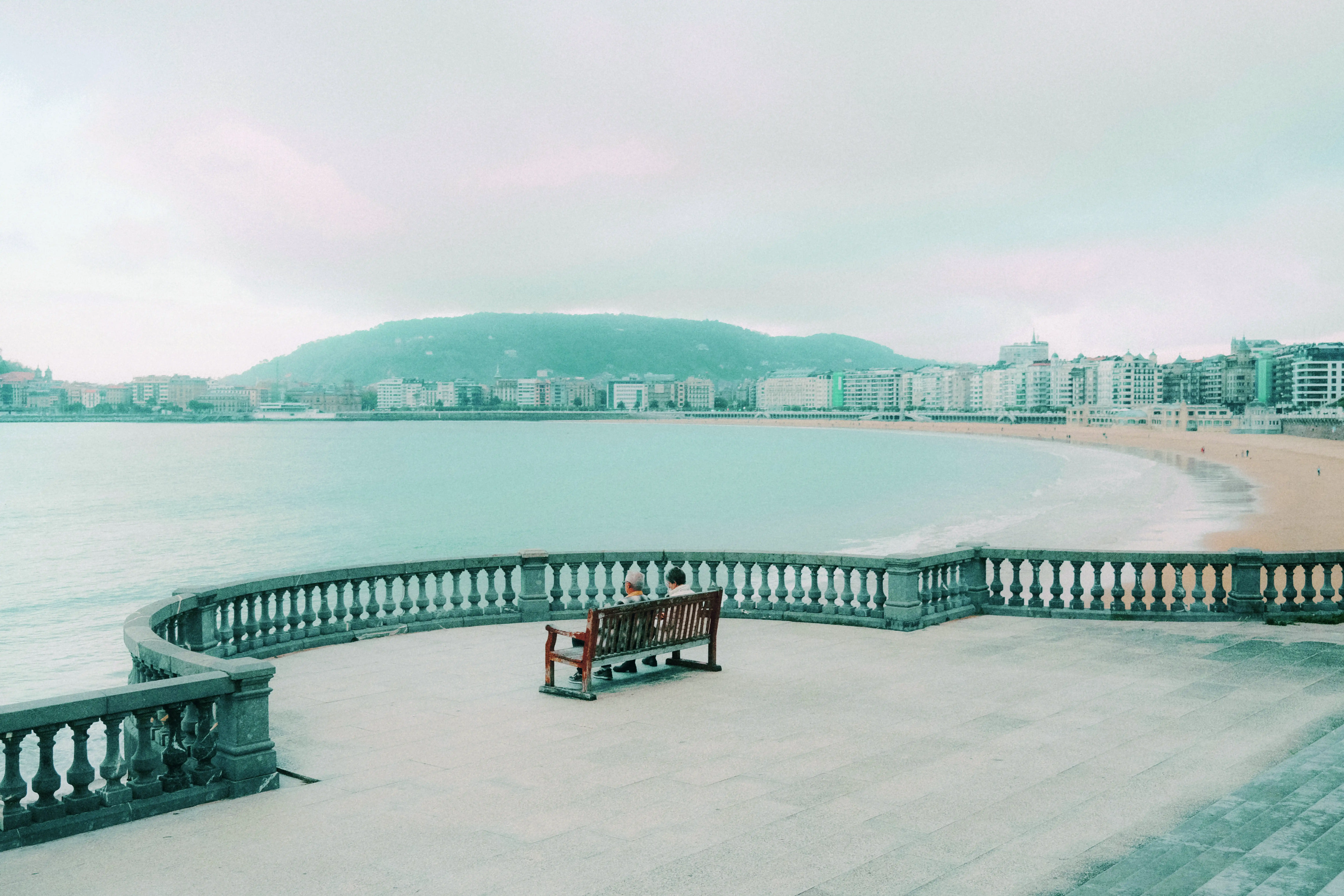 El Balcón del Bicentenario en el Paseo de la Concha, también conocido como Kontxa Pasealekua, que rodea la imperdible playa de La Concha.