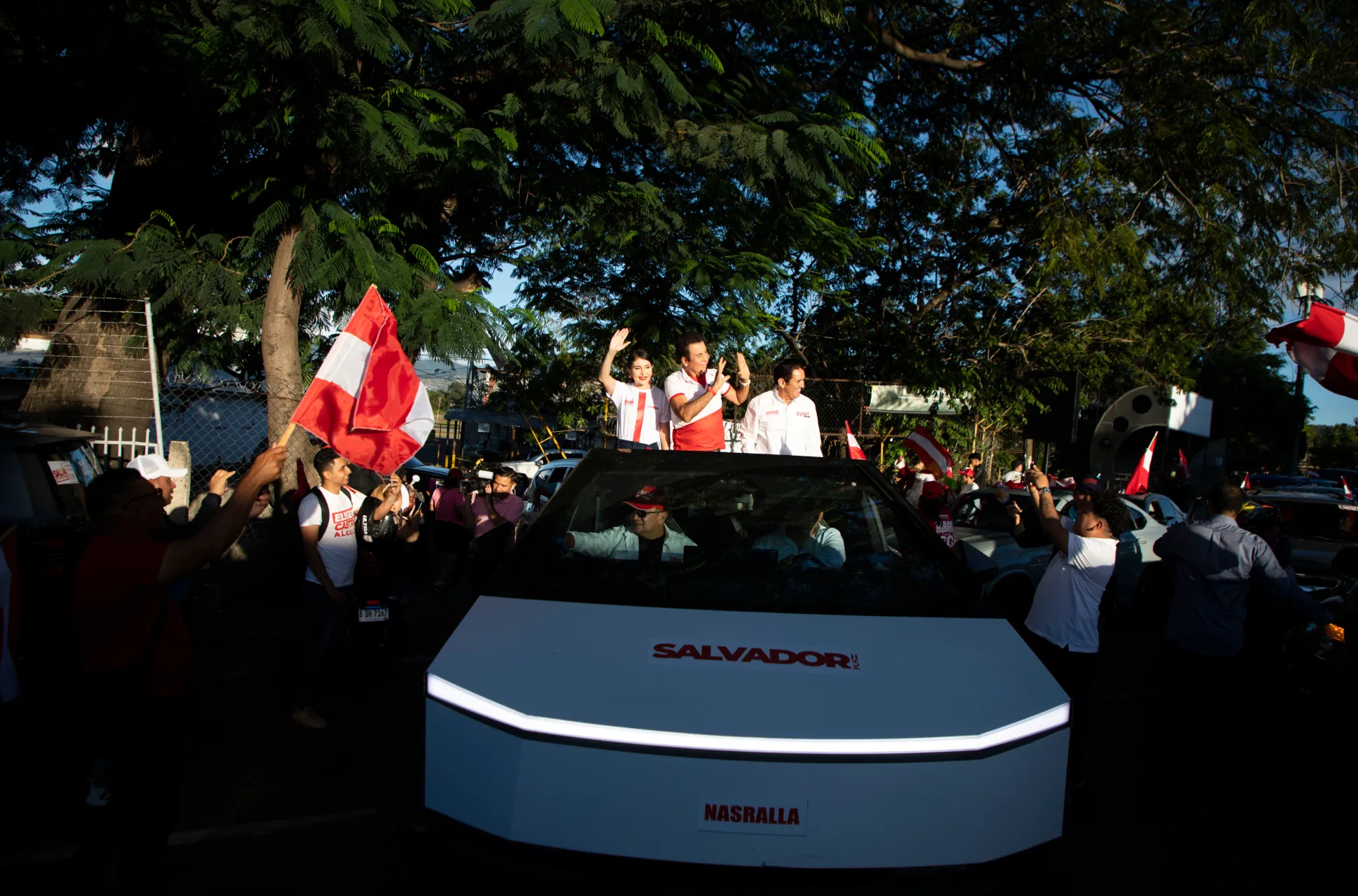 Salvador Nasralla, la diputada y esposa del candidato liberal, Iroshka Elvir y Eliseo Castro, ex candidato liberal a la alcaldía del Distrito Central, durante una caravana de vehículos a la cabeza en su Cybertruck. Tegucigalpa, 22 de noviembre de 2025. Foto: Contracorriente / Fernando Destephen.