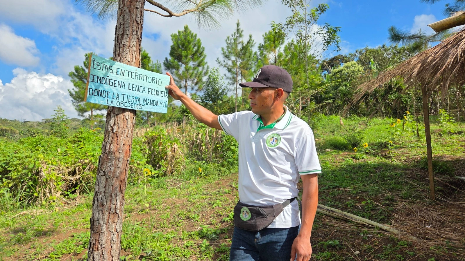 "Donde la tierra manda y tú obedeces". El periodista comunitario Esteban Vázquez en Simpinula, Honduras, su tierra, siempre amenazada por la industria extractivista. Todas las fotografías: Jessenia Molina.