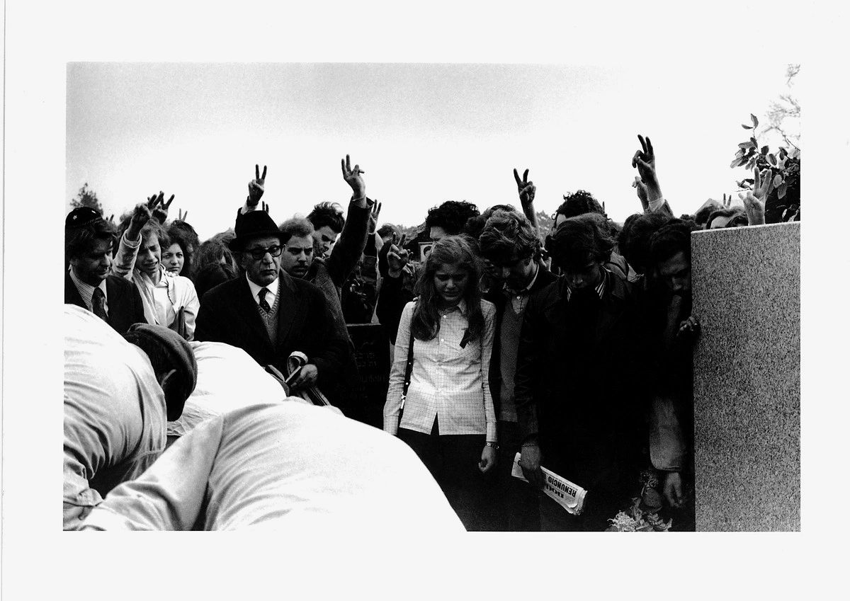 Cementerio de La Tablada, 23 de agosto de 1974. La despedida de Eduardo "El Roña" Bekerman. Una fotografía tomada por Dani Yako —nombre propio del fotoperiodismo argentino— cuando tenía 13 años. 