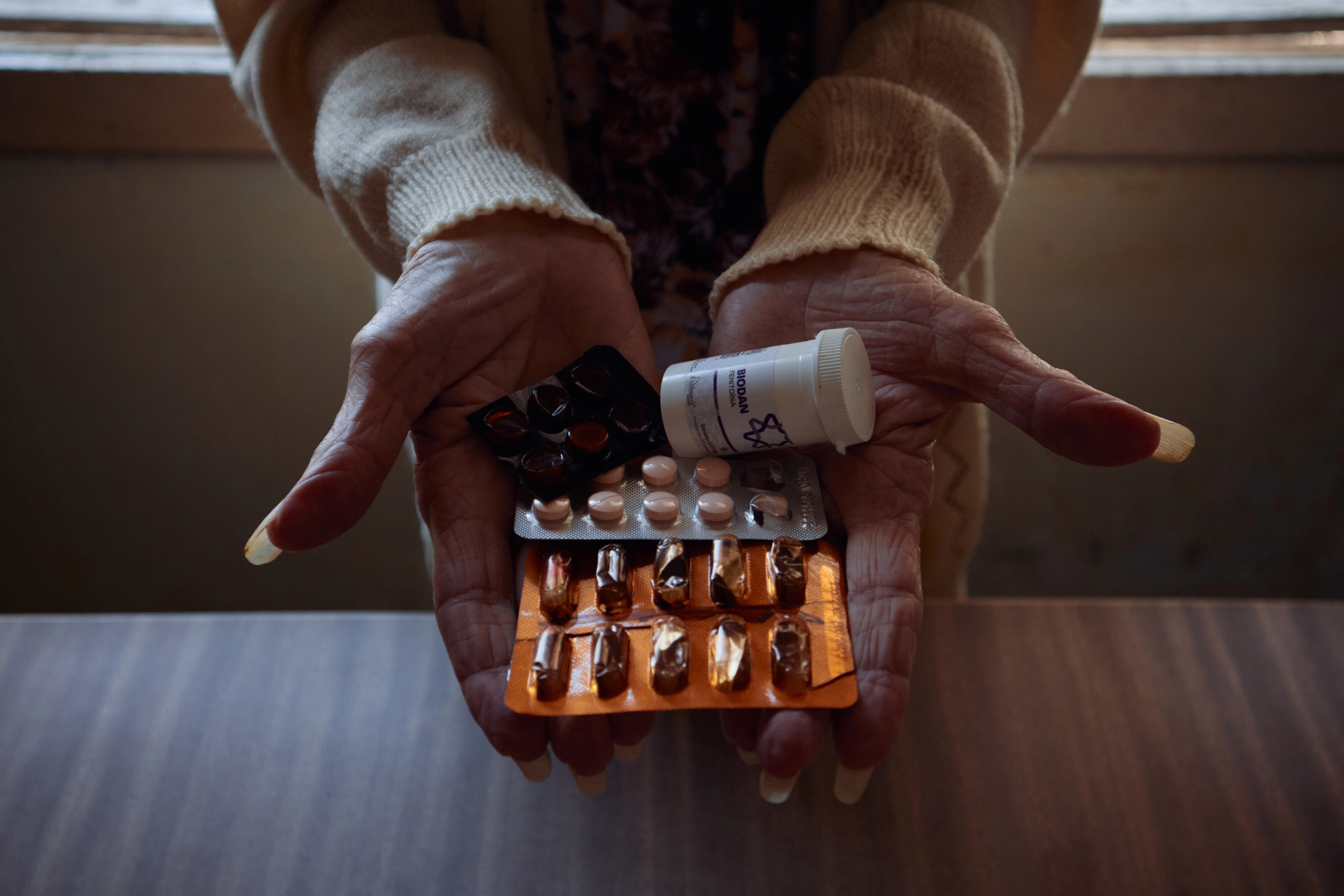 Una octogenaria en La Habana, en abril de este año, muestra la colección de medicamentos de prescripción que toma actualmente. Todos los obtuvo en el mercado negro, por falta de disponibilidad en las farmacias. La epidemia de arbovirosis de la segunda mitad de 2025 recrudeció las condiciones de vida de cientos de miles de cubanos, habitualmente afectados por carestías de todo tipo.
