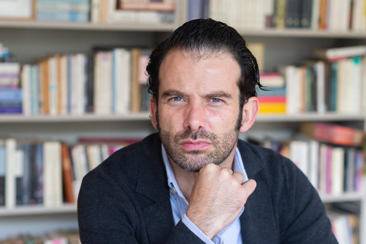 El autor de <i>Tu cuerpo será nube</i> (Textofilia, 2026) procura corregir la extrañeza y evasión de la muerte que caracterizan a la cultura occidental.