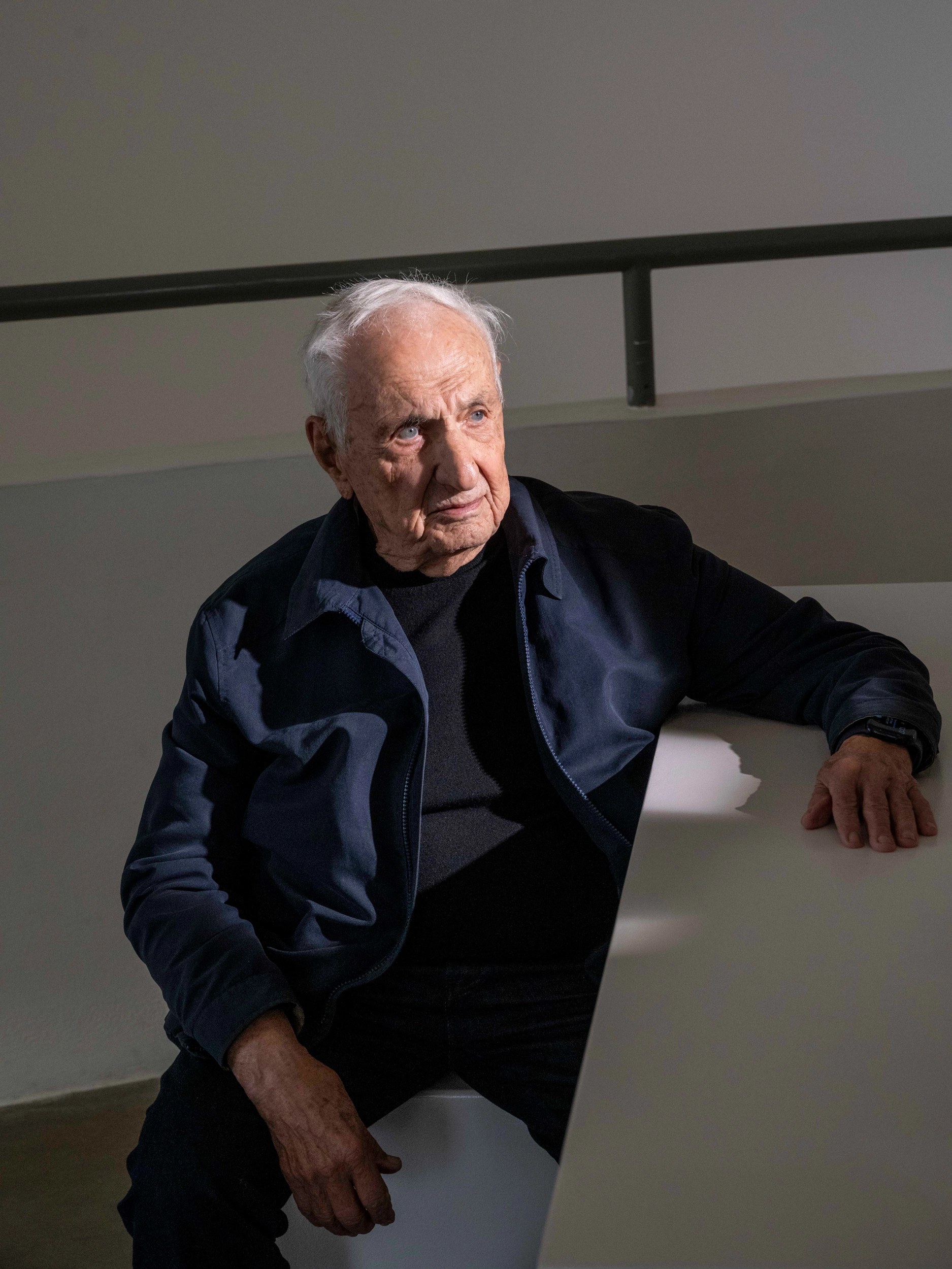 El arquitecto que moldeaba emociones. Frank Gehry retratado en octubre de 2022, con motivo del 25 aniversario del Museo Guggenheim Bilbao, España. ©Museo Guggenheim Bilbao.