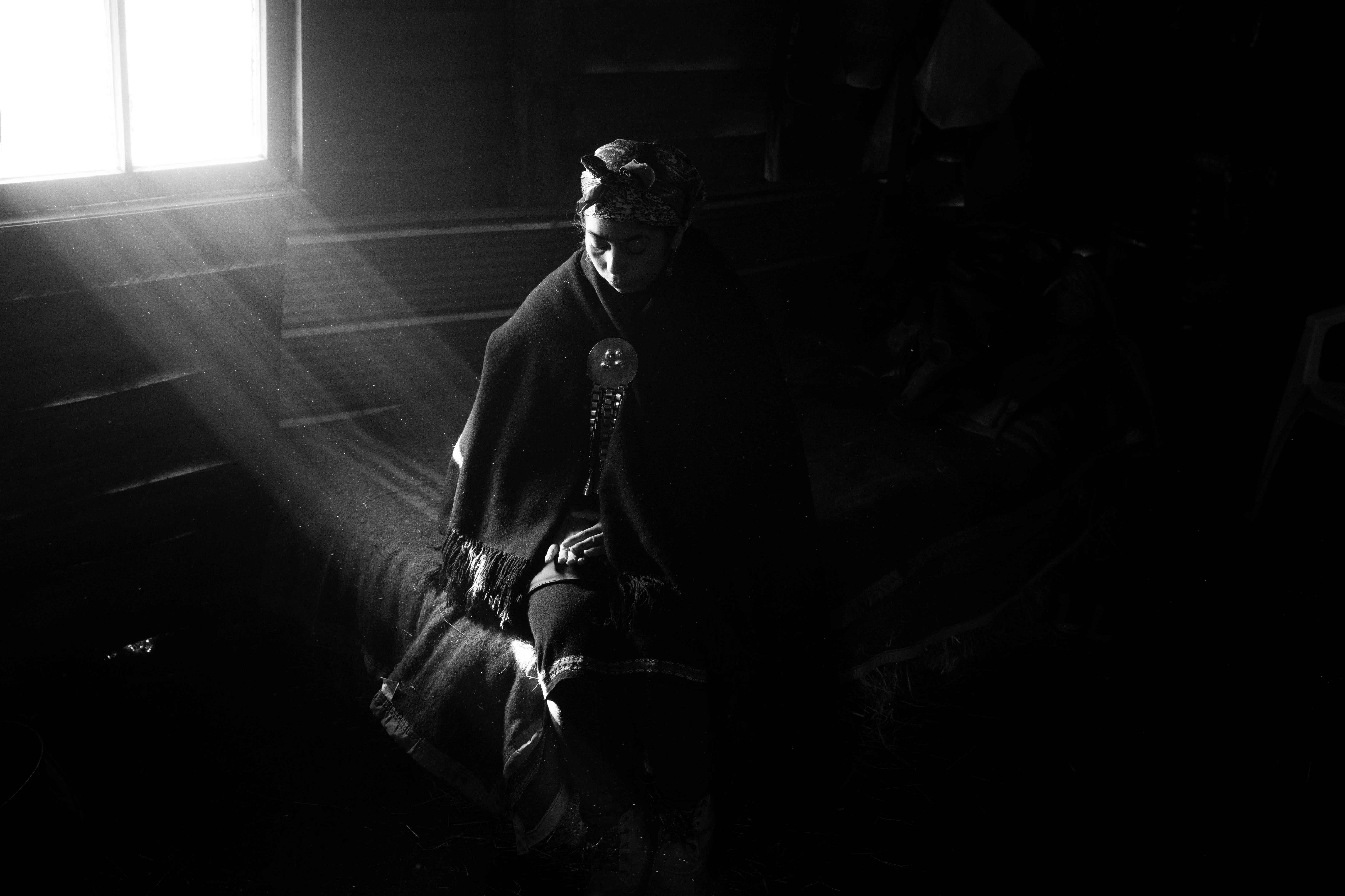 23 de julio de 2019. Río Bueno, Los Lagos, Chile. Machi Millaray Huichalaf, líder espiritual mapuche y defensora del río Pilmaiquén. Desde hace más de 15 años ella es la principal vocera contra la construcción de un proyecto hidroeléctrico en su territorio, por parte de la empresa estatal noruega Statkraft. La machi fue encarcelada en una prisión de máxima seguridad en 2013, y actualmente continúa la persecución judicial y mediática contra su figura.
