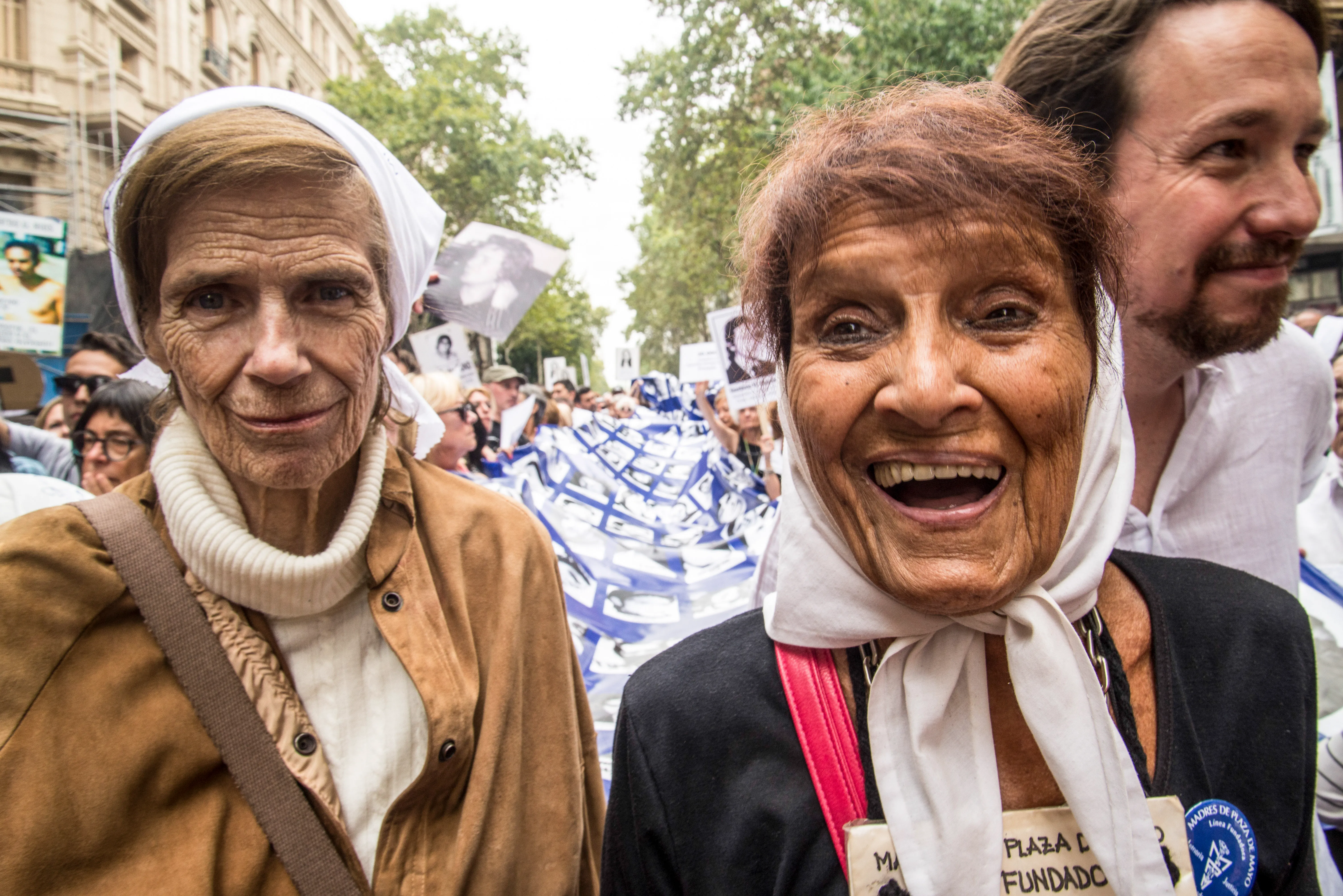 Taty Almeida marchando con la bandera de los desaparecidos detrás, el 24 de marzo de 2018. A su lado, su compañera, la Madre Laura Conte y Pablo Iglesias, fundador del Partido Podemos, de España. Todas las fotos son de Guido Piotrkowski.
