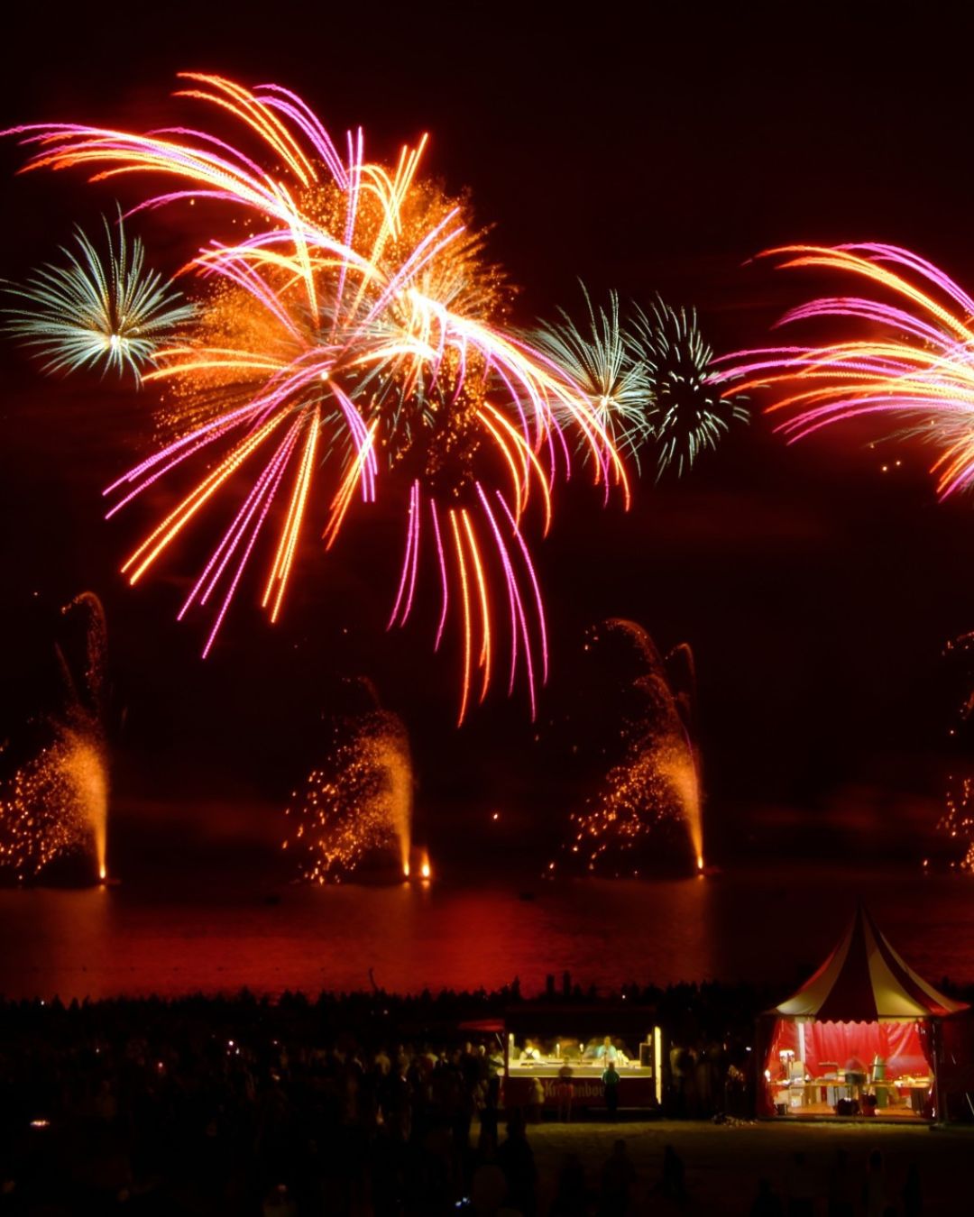 Effets pyrotechniques spectaculaires illuminant le ciel nocturne du lac de Madine à Nonsard-Lamarche en Meuse lors du spectacle musical de 30 minutes