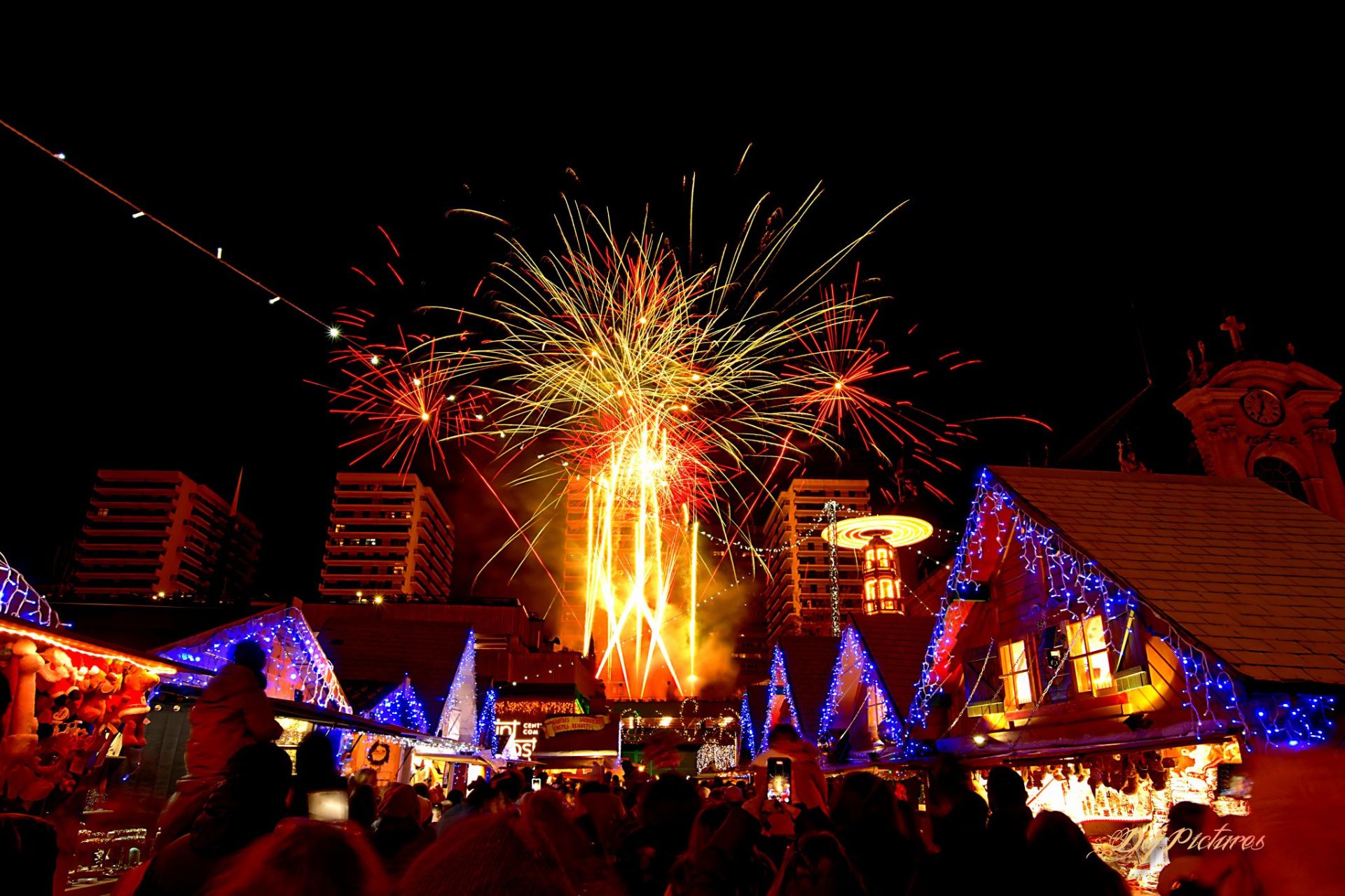 Spectacle pyrotechnique tiré lors de l'ouverture du Marché de Saint-Nicolas à Nancy Place Charles III en Meurthe-et-Moselle, feux d'artifice sur mesure conçus et réalisés par JSE Events en collaboration avec les Vitrines de Nancy.