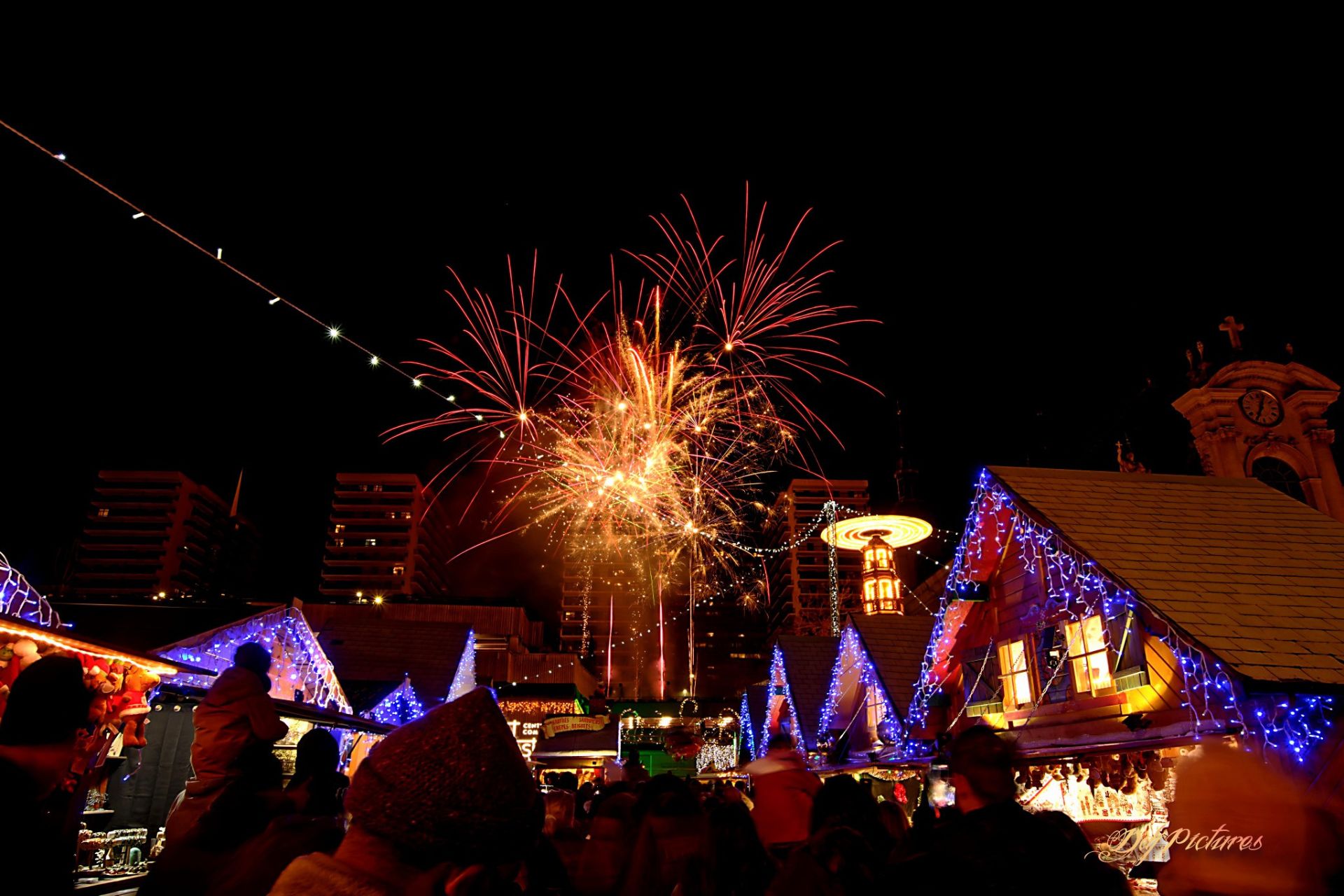 Effets pyrotechniques éclatants dans le ciel nocturne de Nancy lors de la clôture du Marché de Saint-Nicolas Place Charles III, spectacle festif sur mesure réalisé par JSE Events pour les familles en Meurthe-et-Moselle.