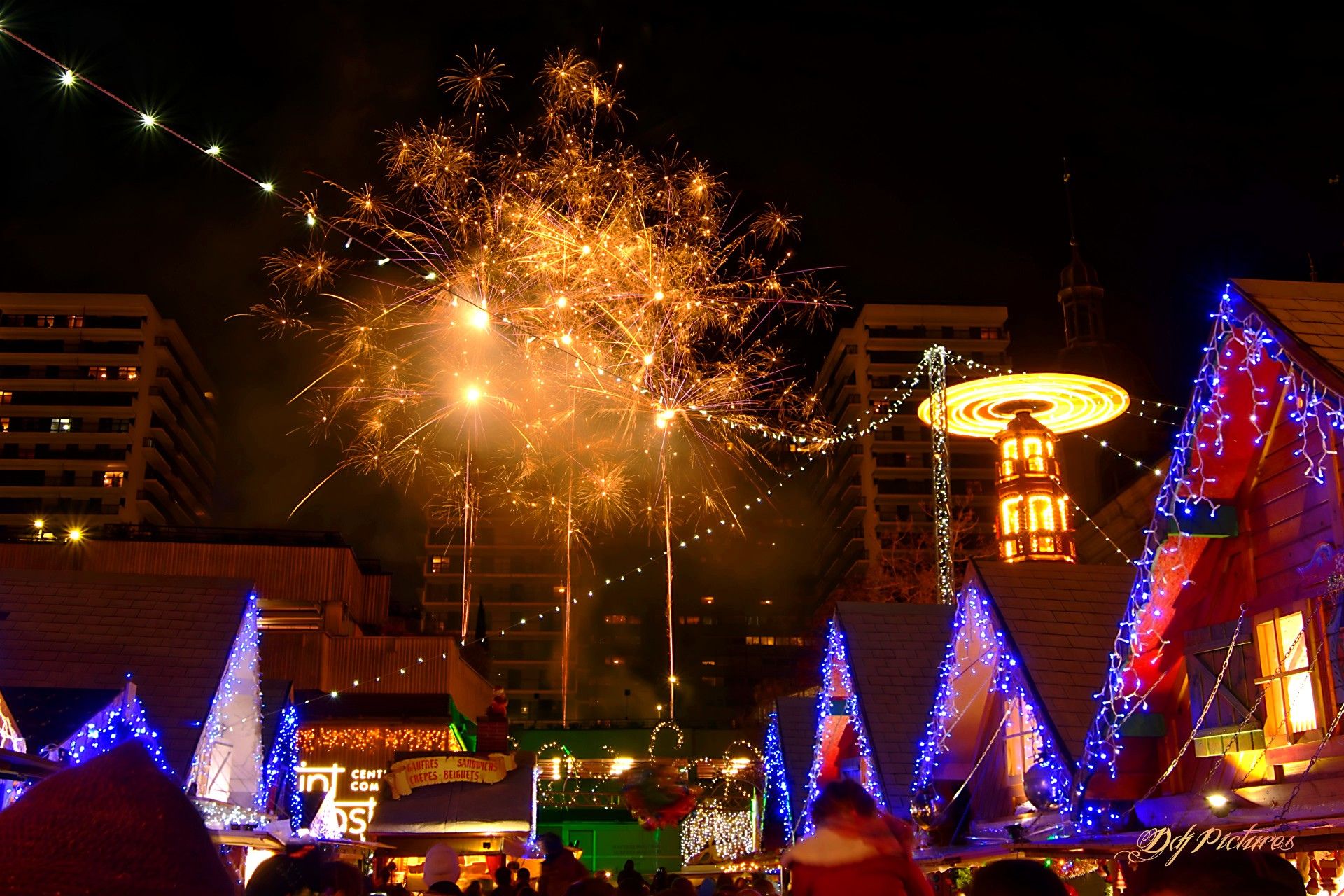 Vue nocturne des effets pyrotechniques multicolores tirés lors du Marché de Saint-Nicolas à Nancy, spectacle lumineux et festif réalisé par JSE Events en collaboration avec les Vitrines de Nancy en Meurthe-et-Moselle.