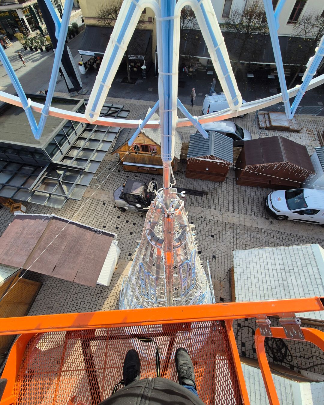 Mise en place par l'équipe JSE du sapin illuminé pour le marché de Saint-Nicolas à Nancy sur la Place Charles III.