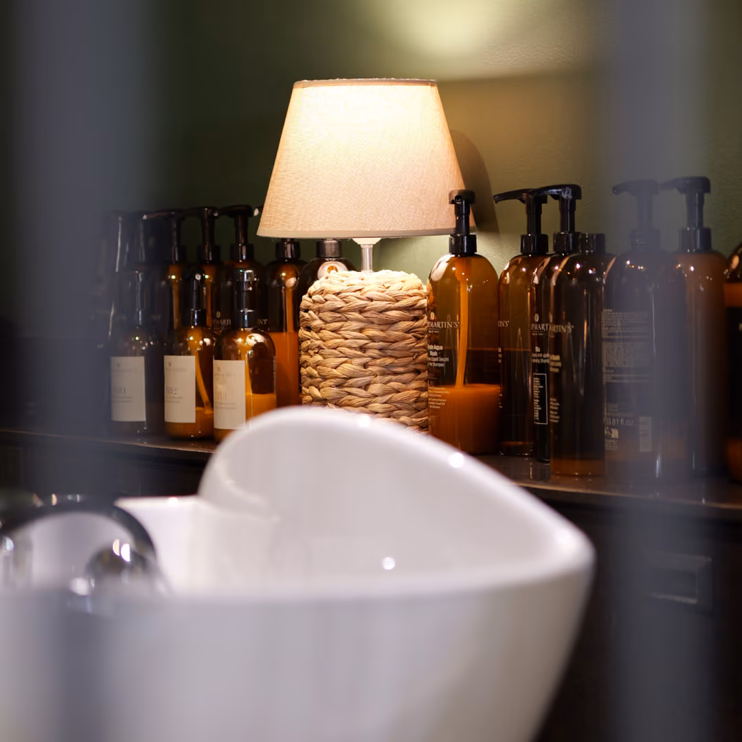 Zona lavaggio del salone Gala a Rovigo con lavatesta moderni e prodotti Philip Martin's esposti.