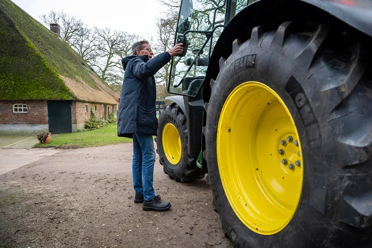 Wim Binnenmars naast tractor