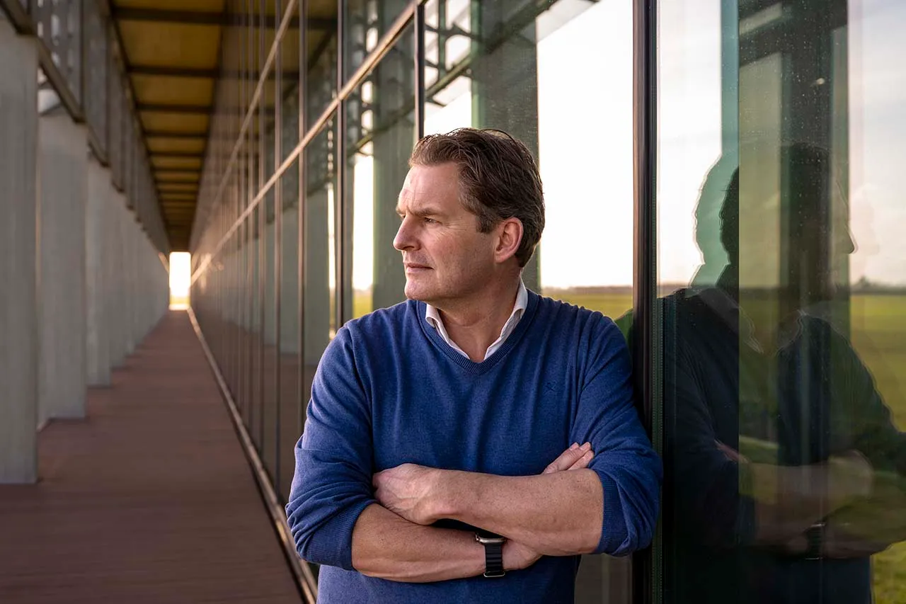 Harco de Jager naast de kaasmakerij