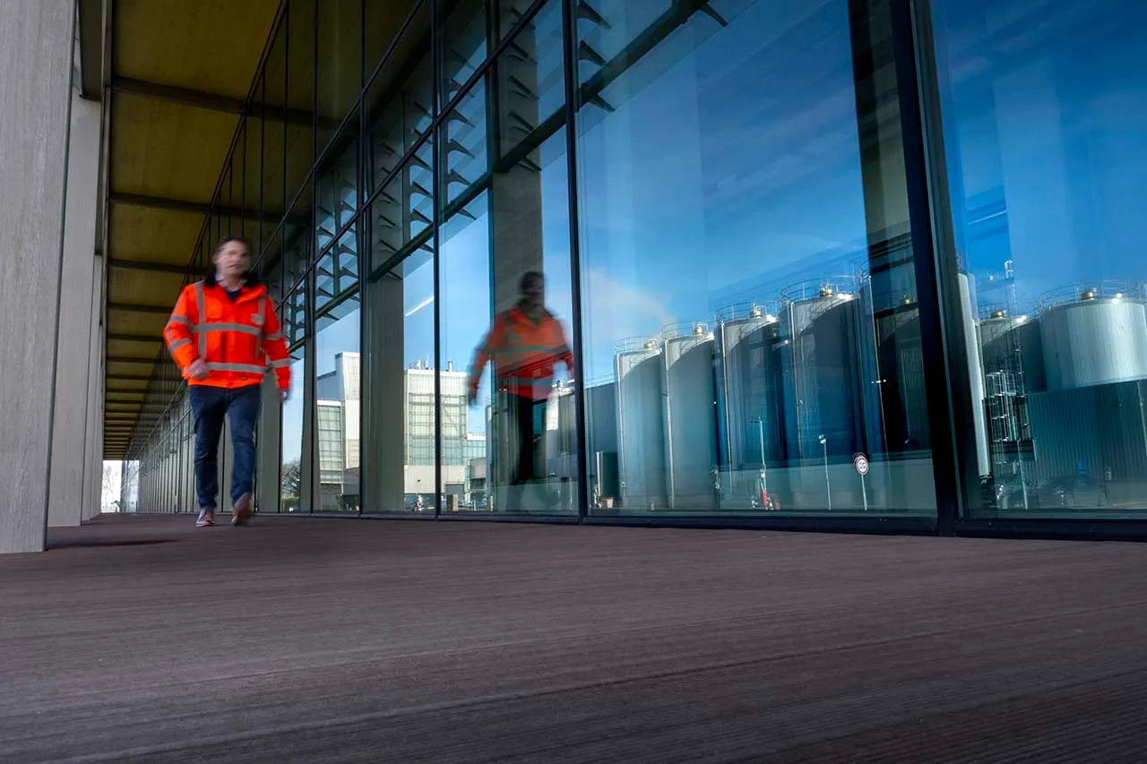 Harco de Jager naast de kaasmakerij
