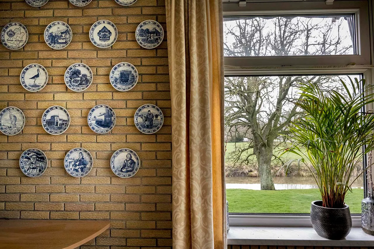 Delfsblauwe borden aan de muur