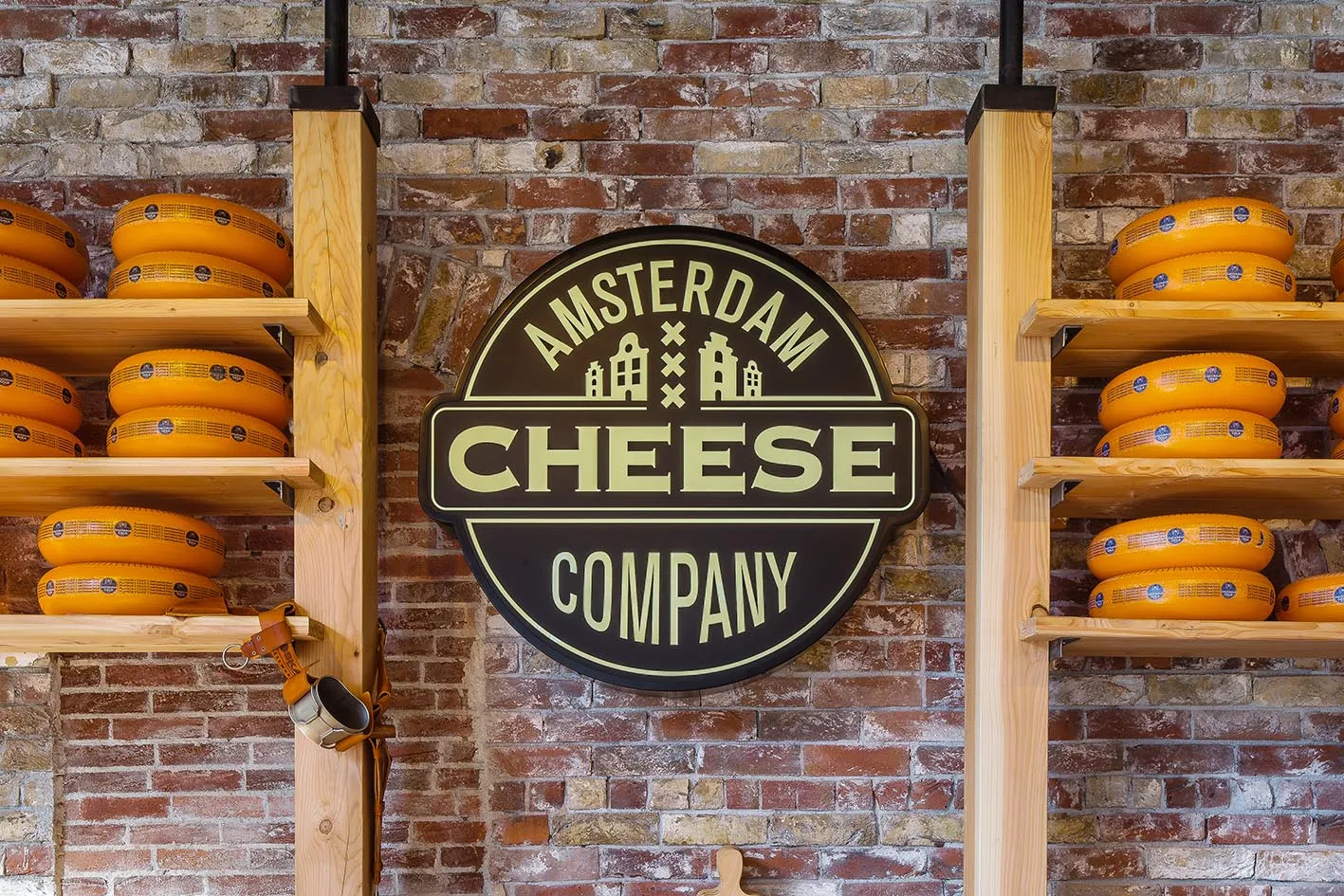 Detail van het amsterdam cheese company logo in de winkel