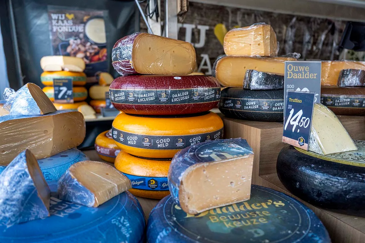 Stukken kaas in de marktkraam van Peter Kastelein van Daalder kaas.