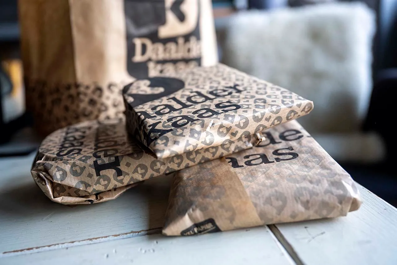 Stukken kaas in de marktkraam van Peter Kastelein van Daalder kaas.