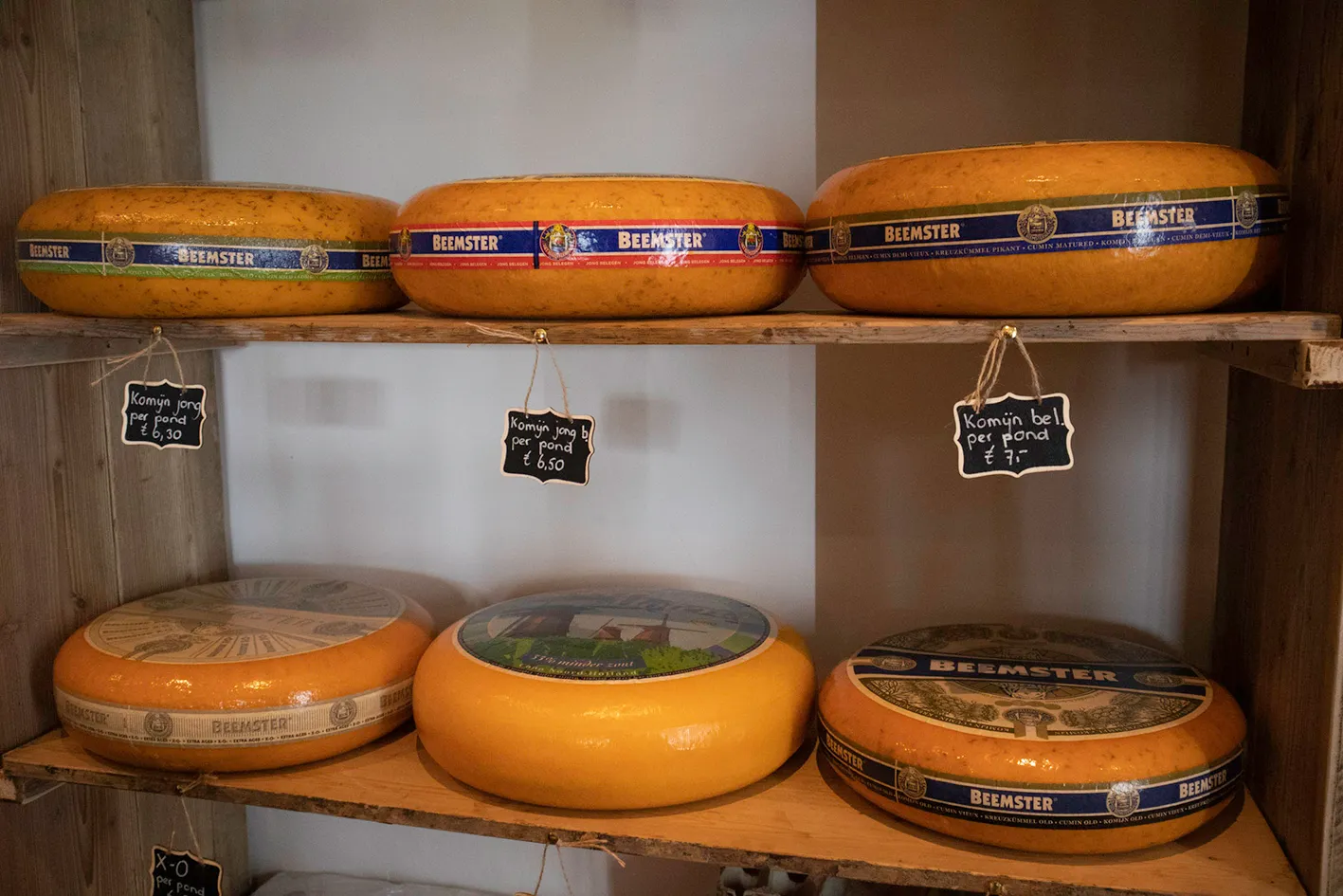 Schap van ambachtelijke kaaswinkel met Beemster kazen