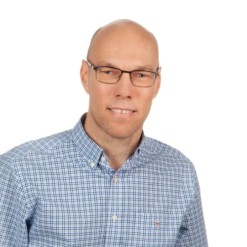 Hans Syväjärvi hymyilee