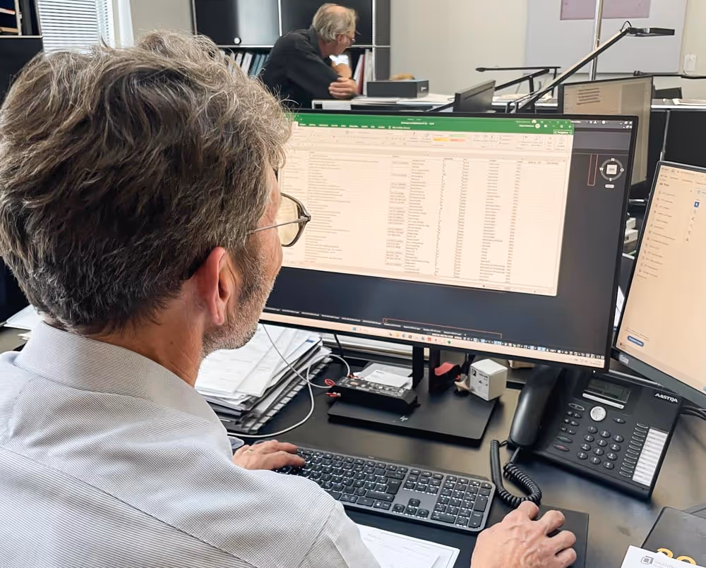 Ein Berater von Hans G. Bock beim Schreiben eines Angebots für einen Kunden