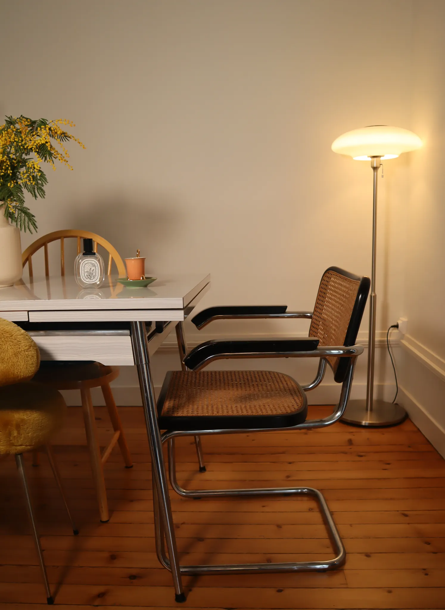 Zoom sur la table en formica et les chaises chinées par Clémence pour sa salle à manger 