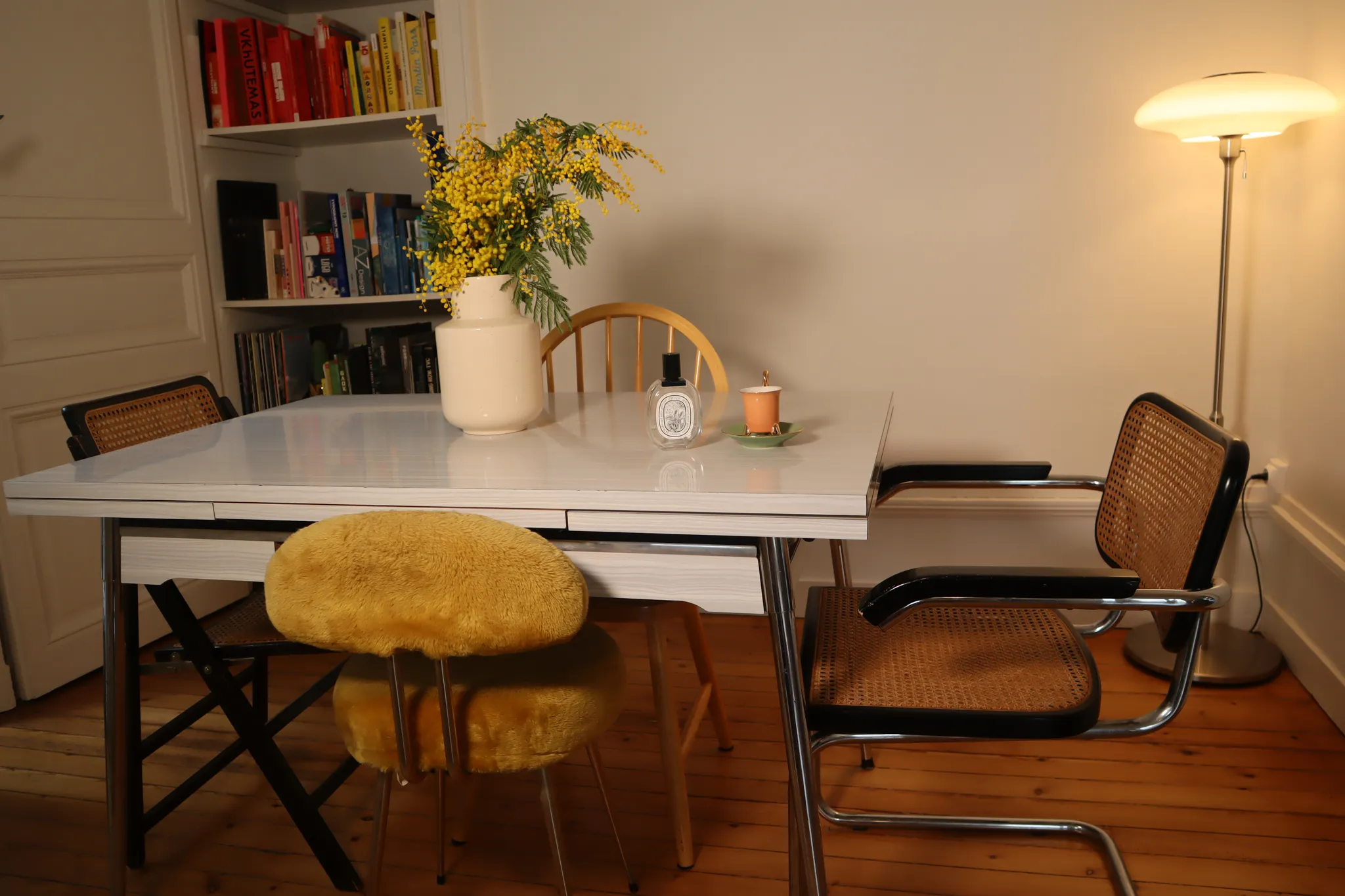 La table en formica et les chaises chinées par Clémence pour sa salle à manger 