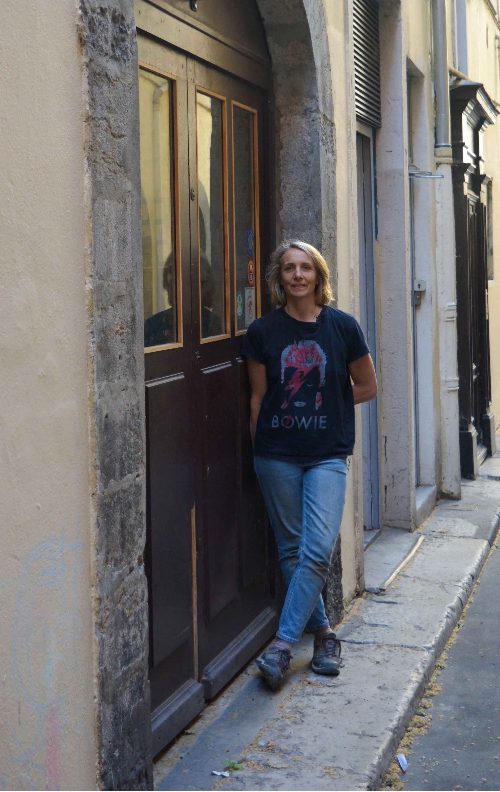 Géraldine devant le pas de porte du chai urbain La Têtue