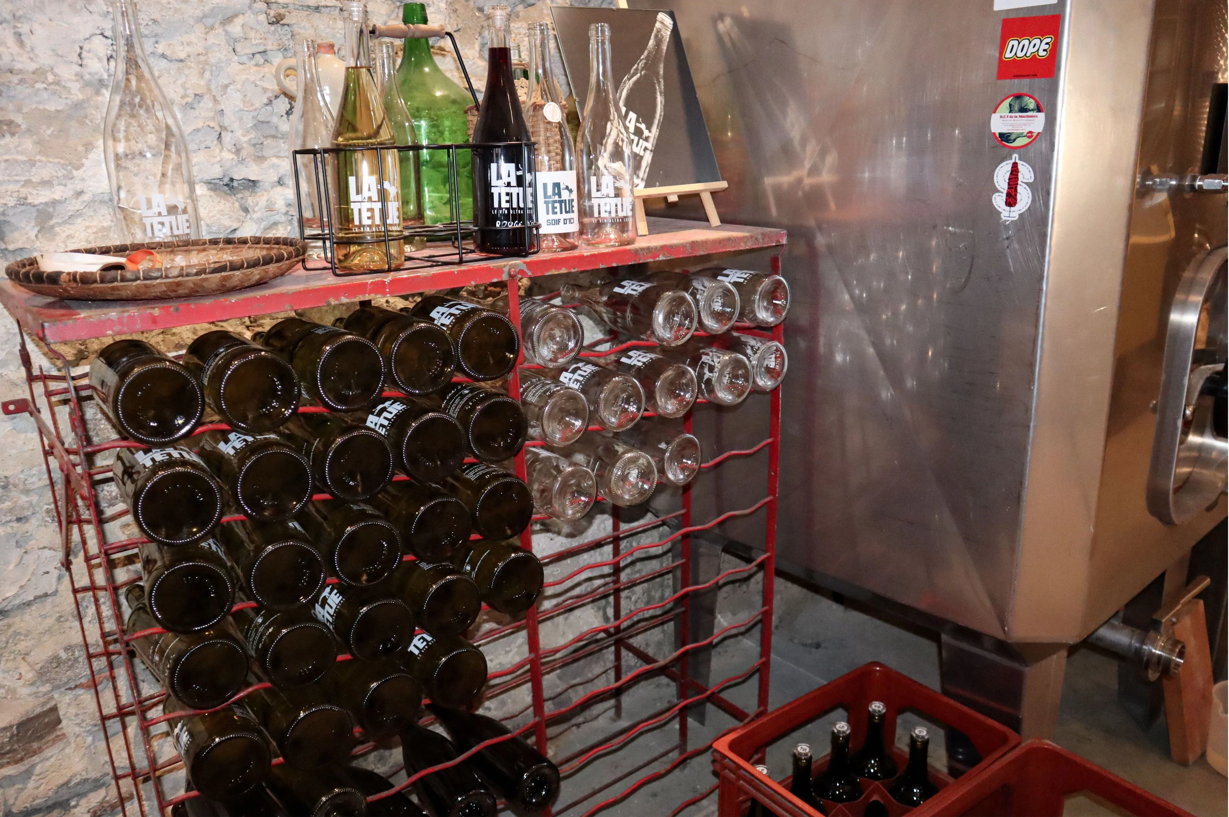 Zoom sur les bouteilles de vin différentes du chai urbain