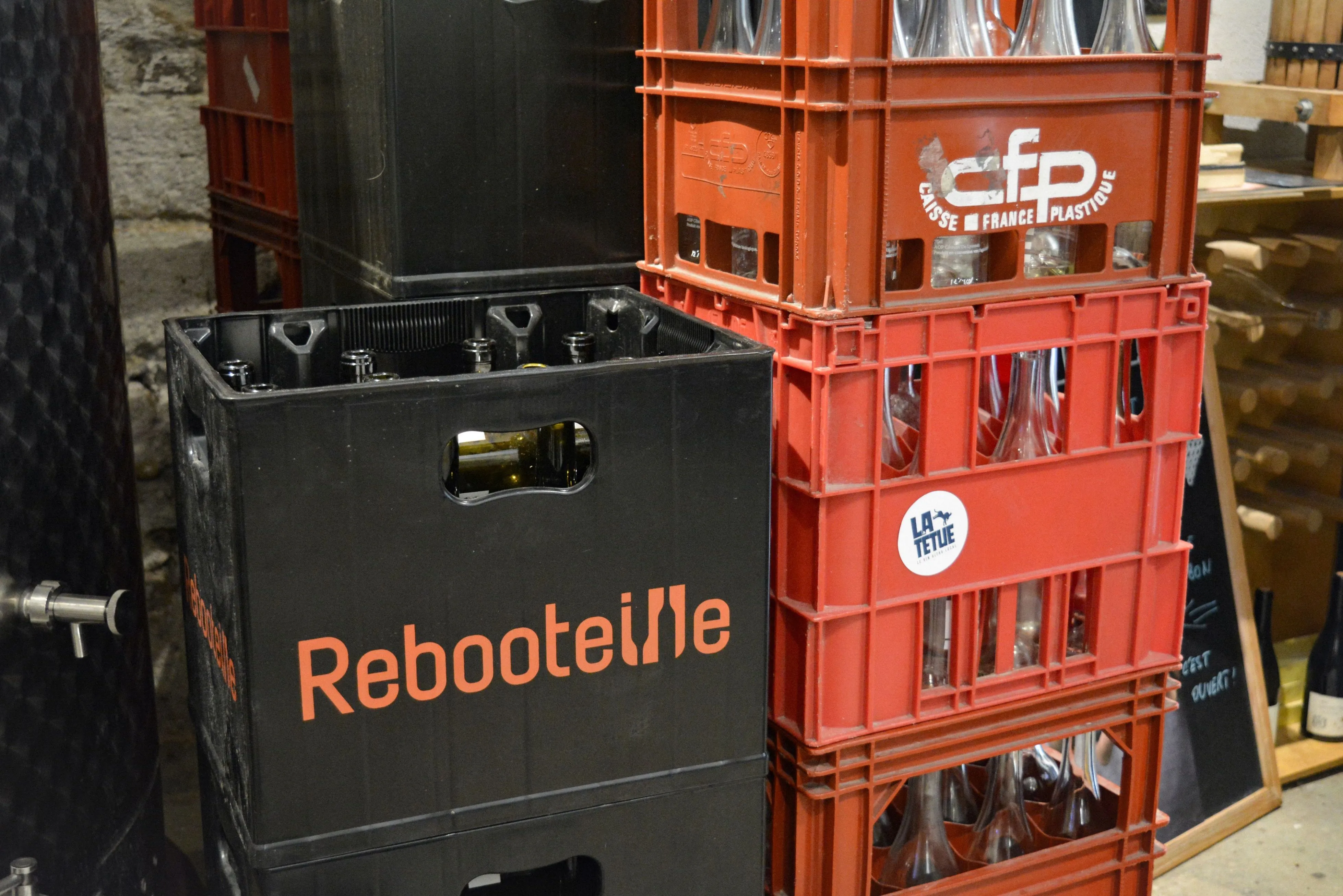 caisse de consigne Rebooteille en plastique acceuillant les bouteilles de vin