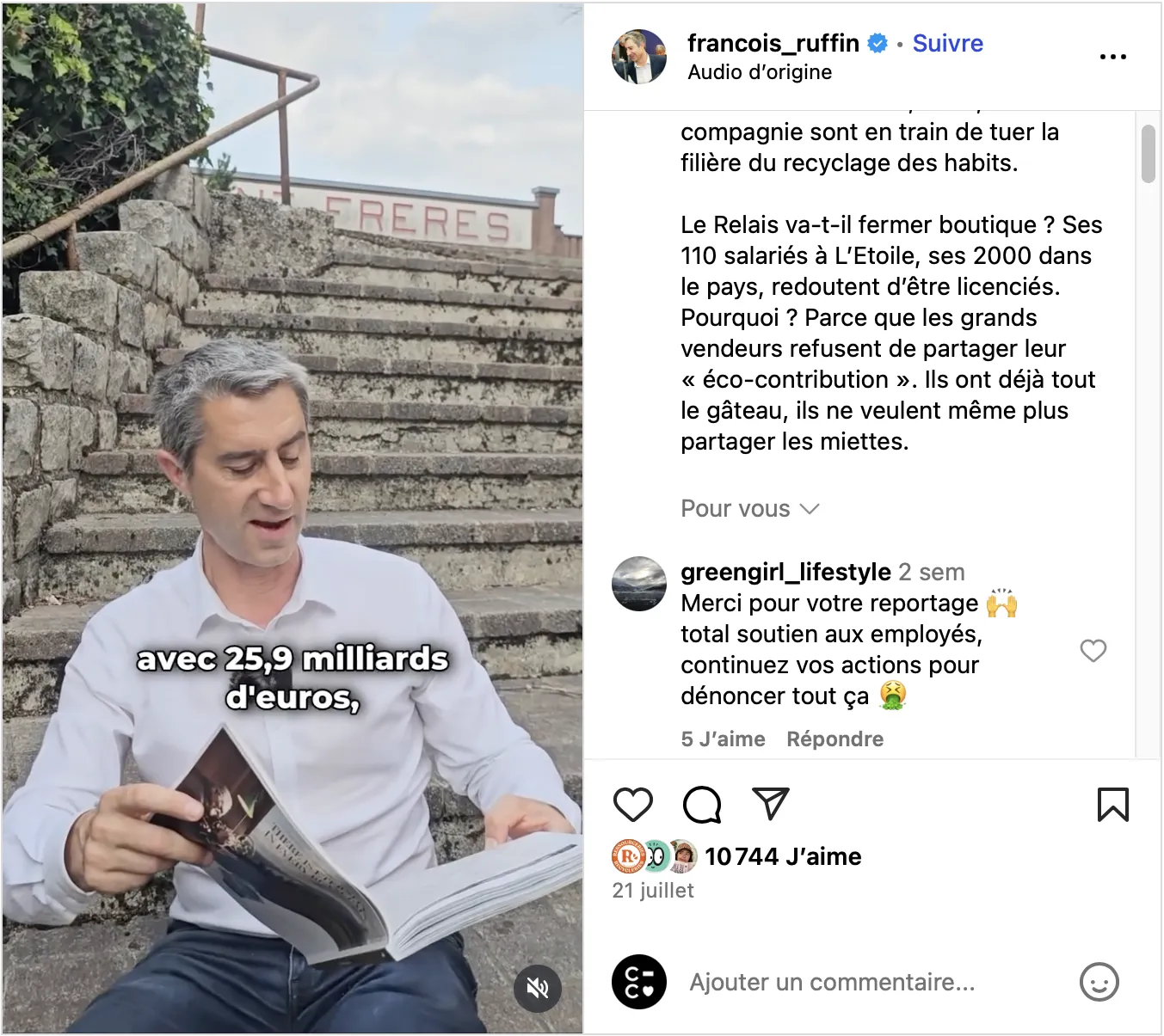 François Ruffin lit Challenges sur les marches, pointant la fortune Mulliez face aux difficultés du Relais dans la crise du réemploi textile.